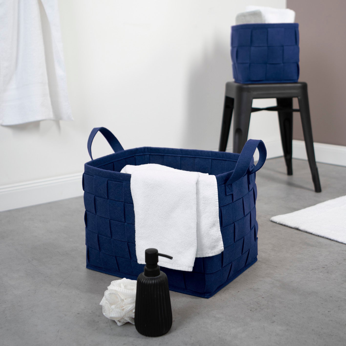 Filz-Aufbewahrungstasche M - 35 x 25 x 25 cm - Dunkelblau, moderner Filzkorb mit praktischen Tragegriffen und faltbarem Design.