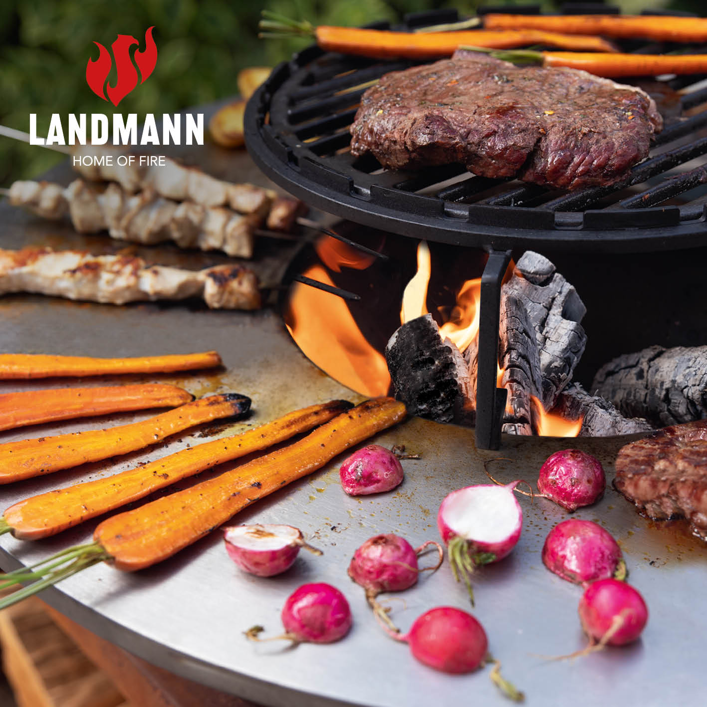 Feuerschalen-Wagen + Plancha-Grill KORREO Ø 70 cm mit Grillrost, Plancha-Platte und Feuerschale beim Grillen von Gemüse und Fleisch.