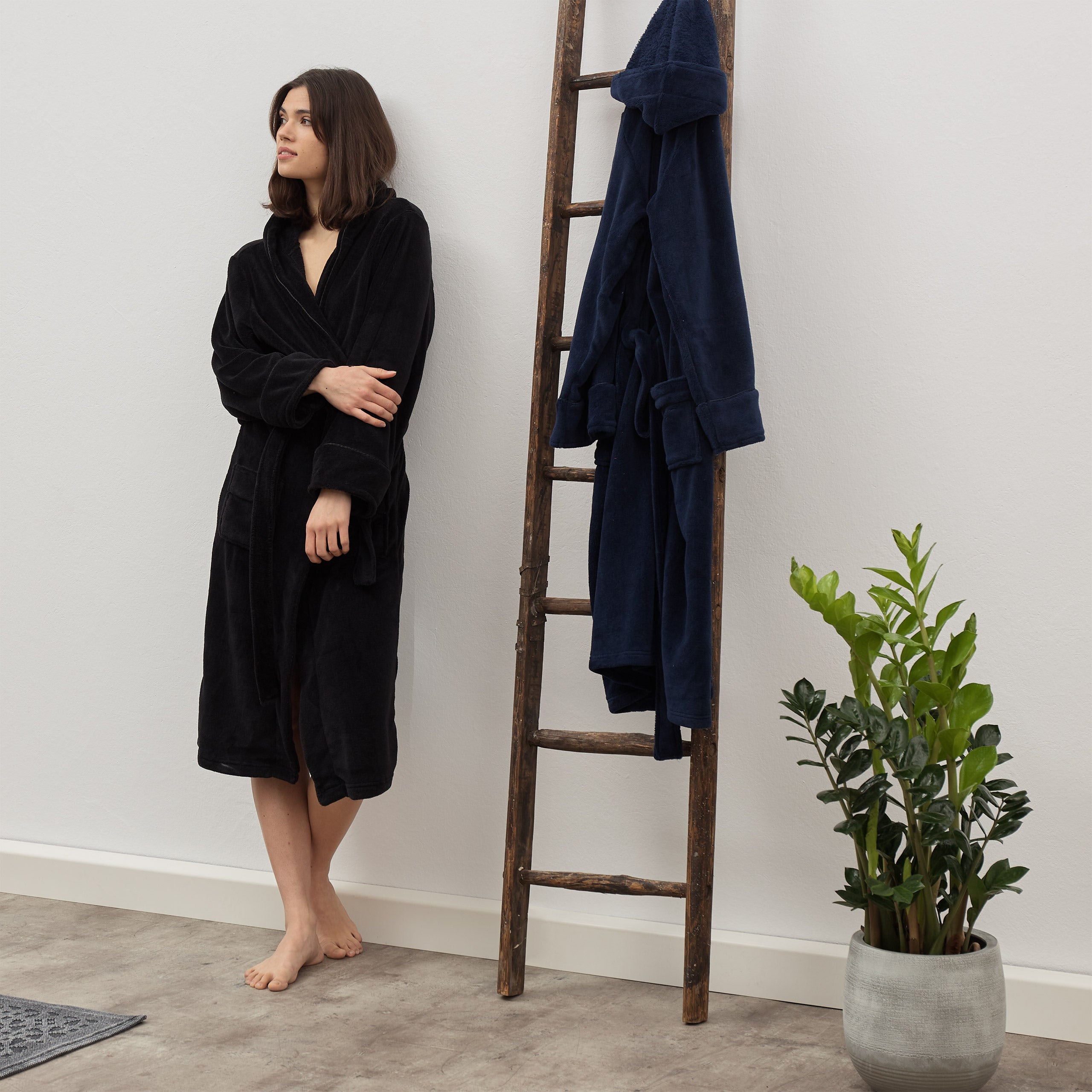 Luxury Mikrofaser Bademantel mit Kapuze für Damen und Herren - Schwarz - Größe M