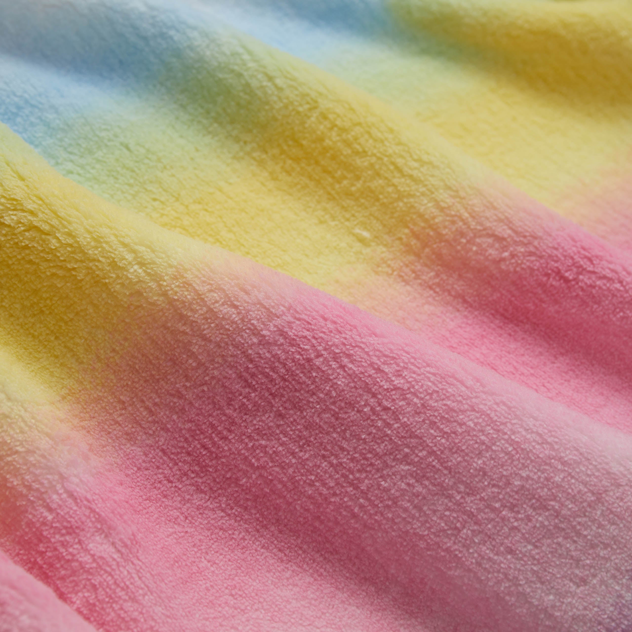 Kuscheldecke für Kinder - 75 x 100 cm - Regenbogen aus weichem Coral-Fleece in buntem Regenbogen-Multicolour-Design, hautfreundlich und pflegeleicht.