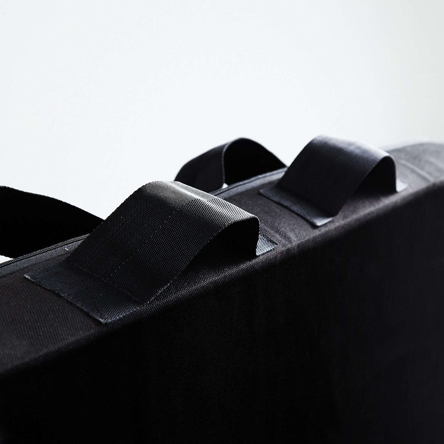 Matratzen-Aufbewahrungstasche - 160 x 200 x 25 cm - Schwarz mit Tragegriffen und robustem Material für Lagerung und Transport von Matratzen.