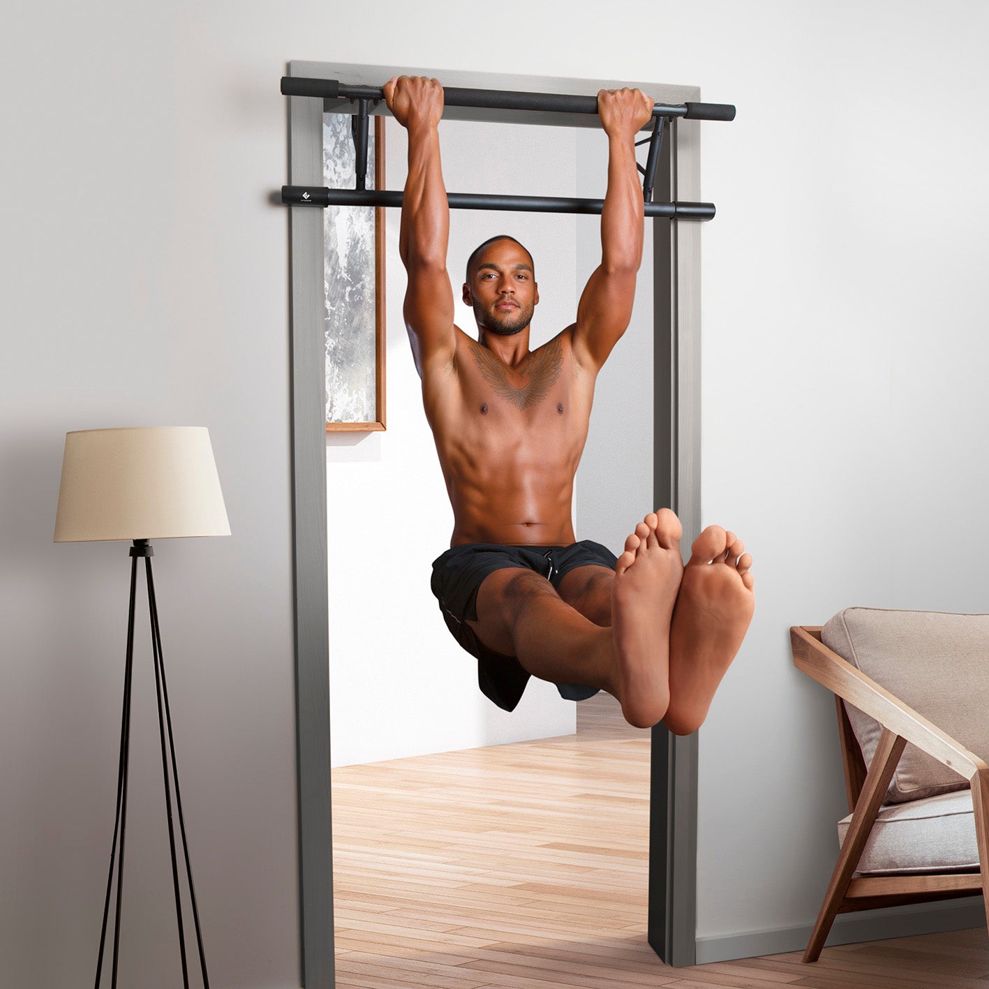 Klimmzugstange für den Türrahmen mit robustem Design, einfache Montage ohne Bohren, ideal für Klimmzüge und Bodentraining zu Hause.