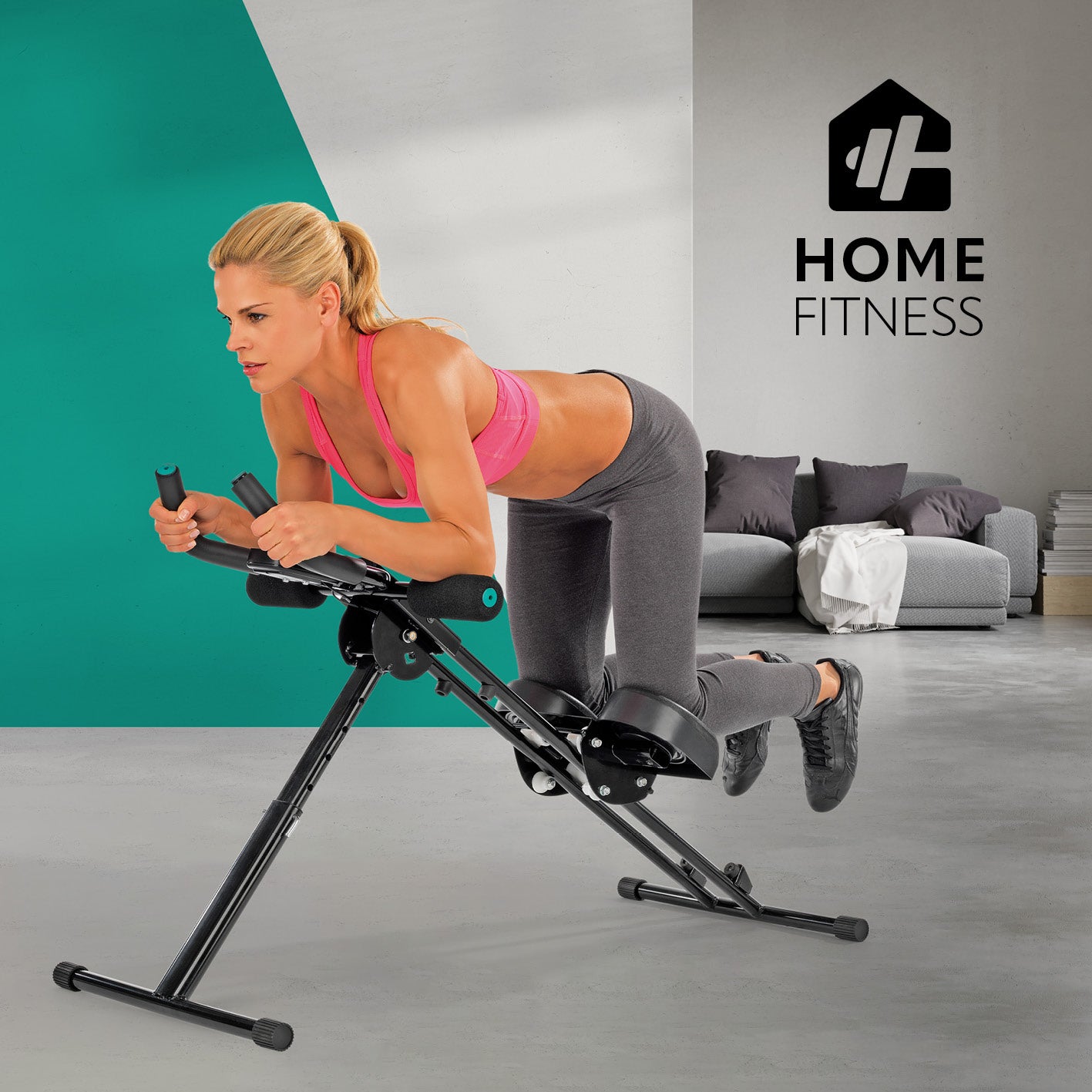 Frau trainiert mit Trainingsgerät fitmaxx 5 für Ausdauer und Kraft in modernem Wohnzimmer mit Home Fitness Logo