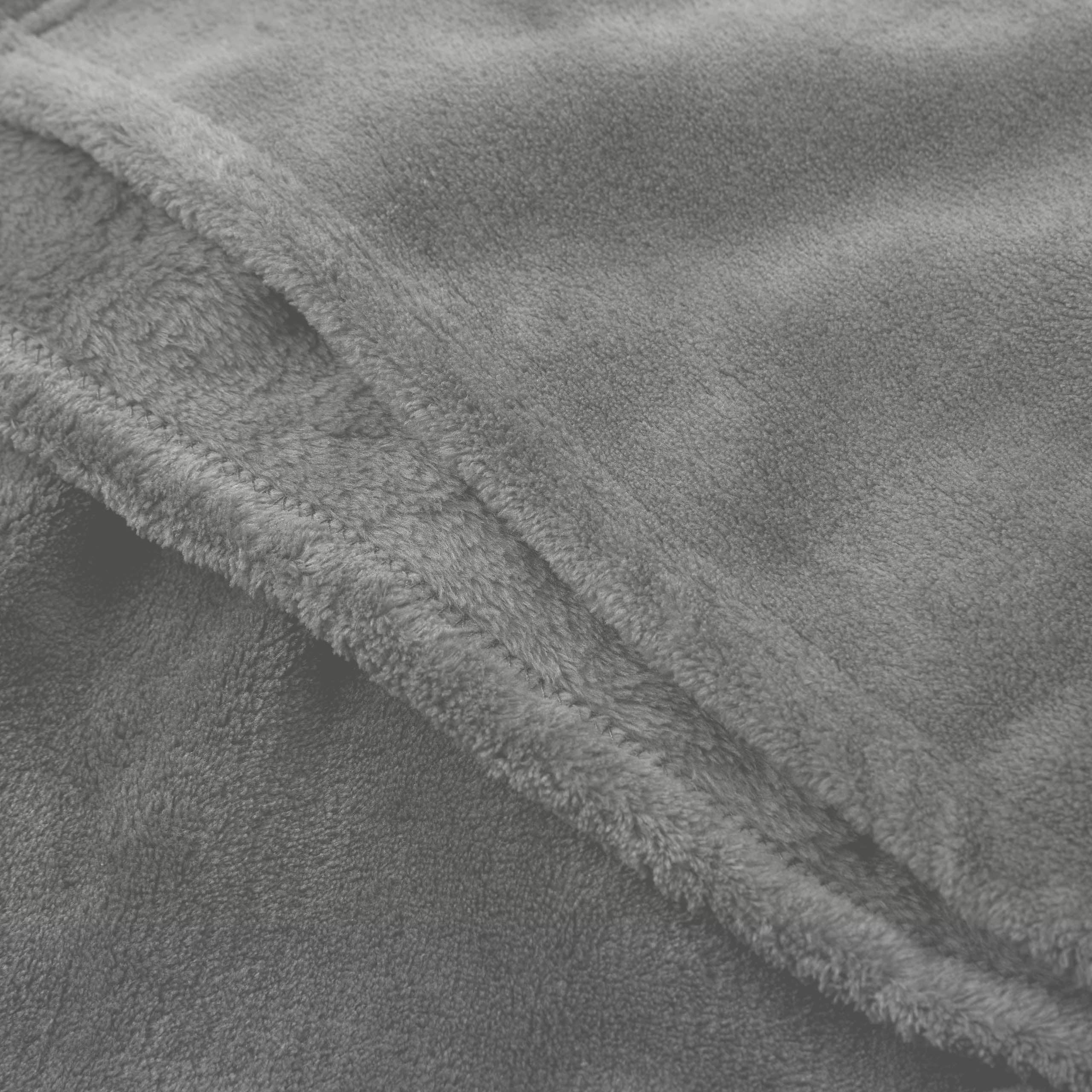 Kuscheldecke - 220x240 cm - Sofadecke & Tagesdecke - Hellgrau aus weichem Coral-Fleece, pflegeleicht und flauschig.