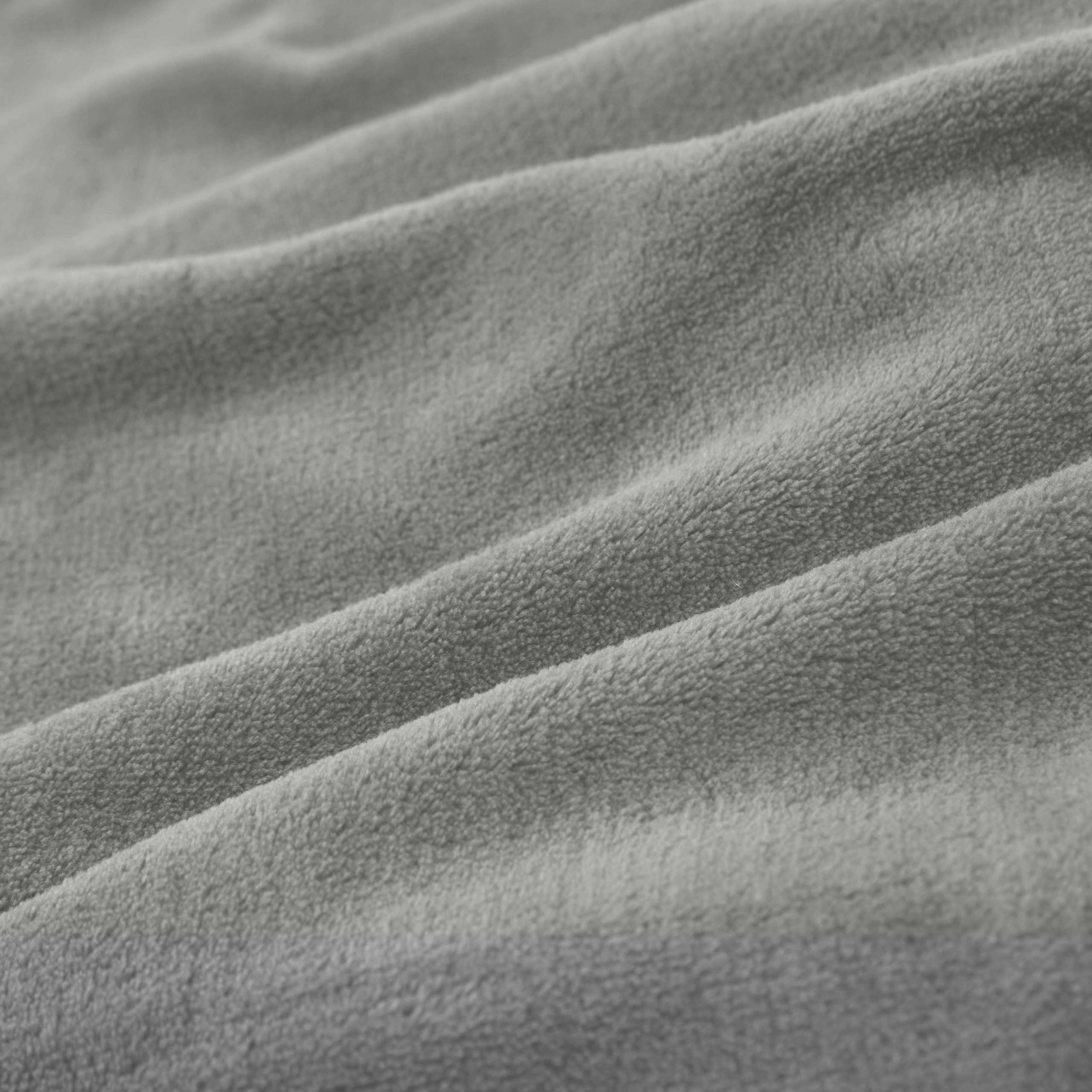 Kuscheldecke - 220x240 cm - Hellgrau aus weichem Coral-Fleece, weich, flauschig, vielseitig als Tagesdecke oder Sofadecke nutzbar.