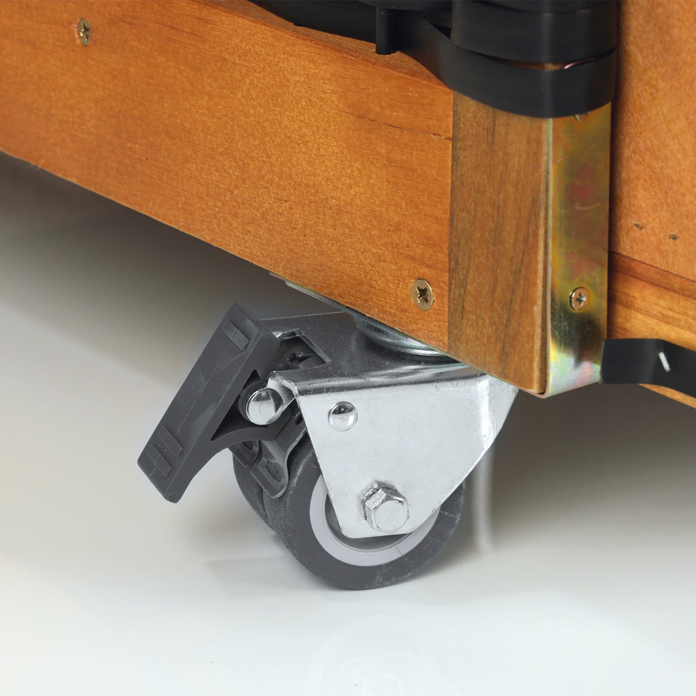 2-Sitzer-Strandkorb (Ostsee) mit robuster Holzstruktur, beweglichen Rollen und Feststellbremse, grau/braun, 120 x 80 x 160cm.