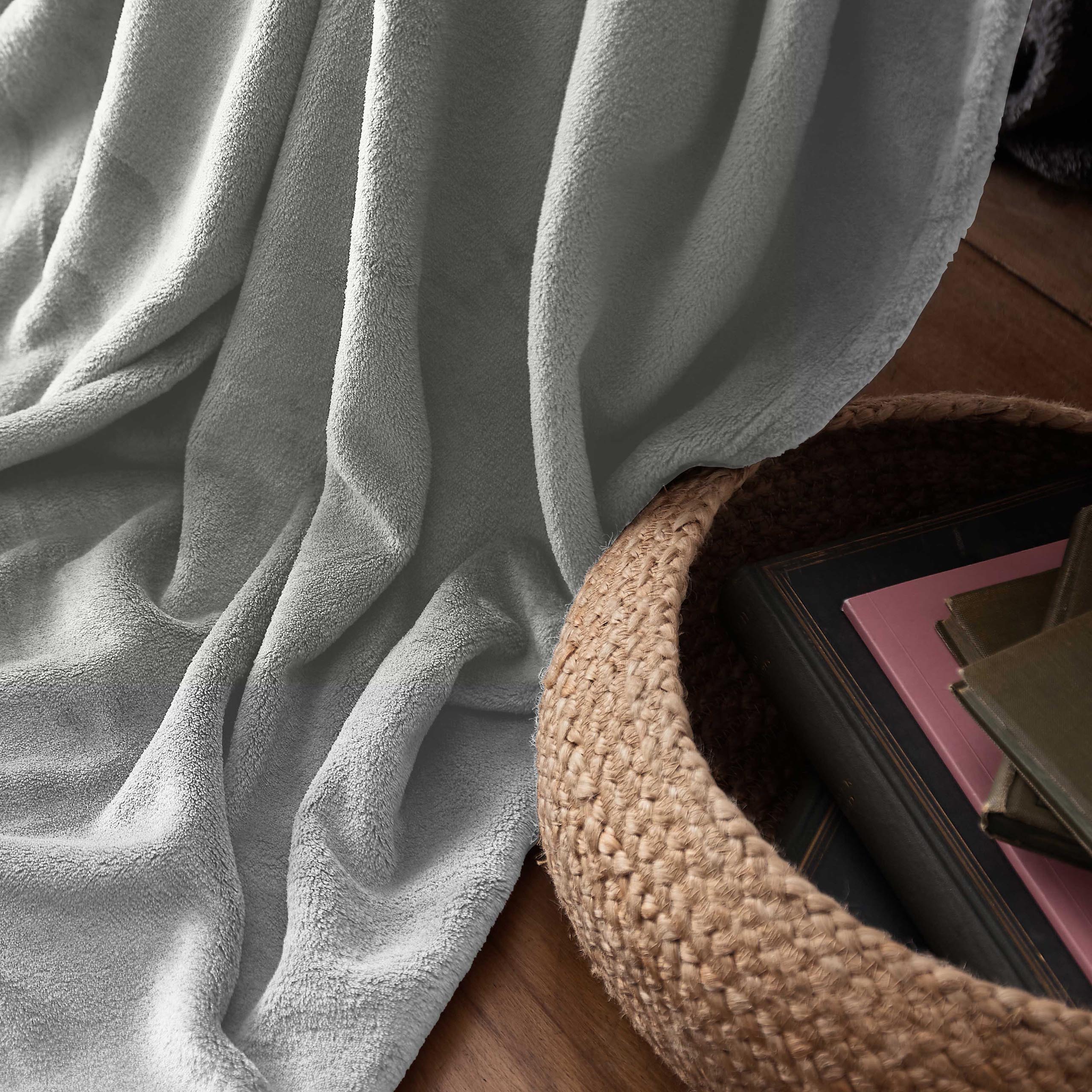 Kuscheldecke - 220x240 cm - Sofadecke & Tagesdecke - Hellgrau aus weichem Coral-Fleece, ideal als Tagesdecke oder Sofadecke.
