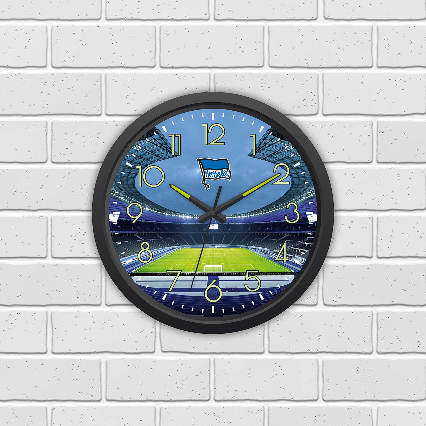 Wanduhr "Glow in the dark" mit Logo, Stadionmotiv, nachleuchtende Zahlen und Zeiger, batteriebetrieben, perfekt für Fans.