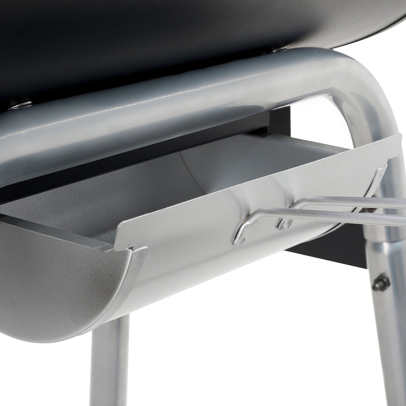 Holzkohle-Barrelgrill mit lackiertem Deckel, höhenverstellbarem Kohlerost und emailliertem Grillrost, Maße 44 x 36 cm.