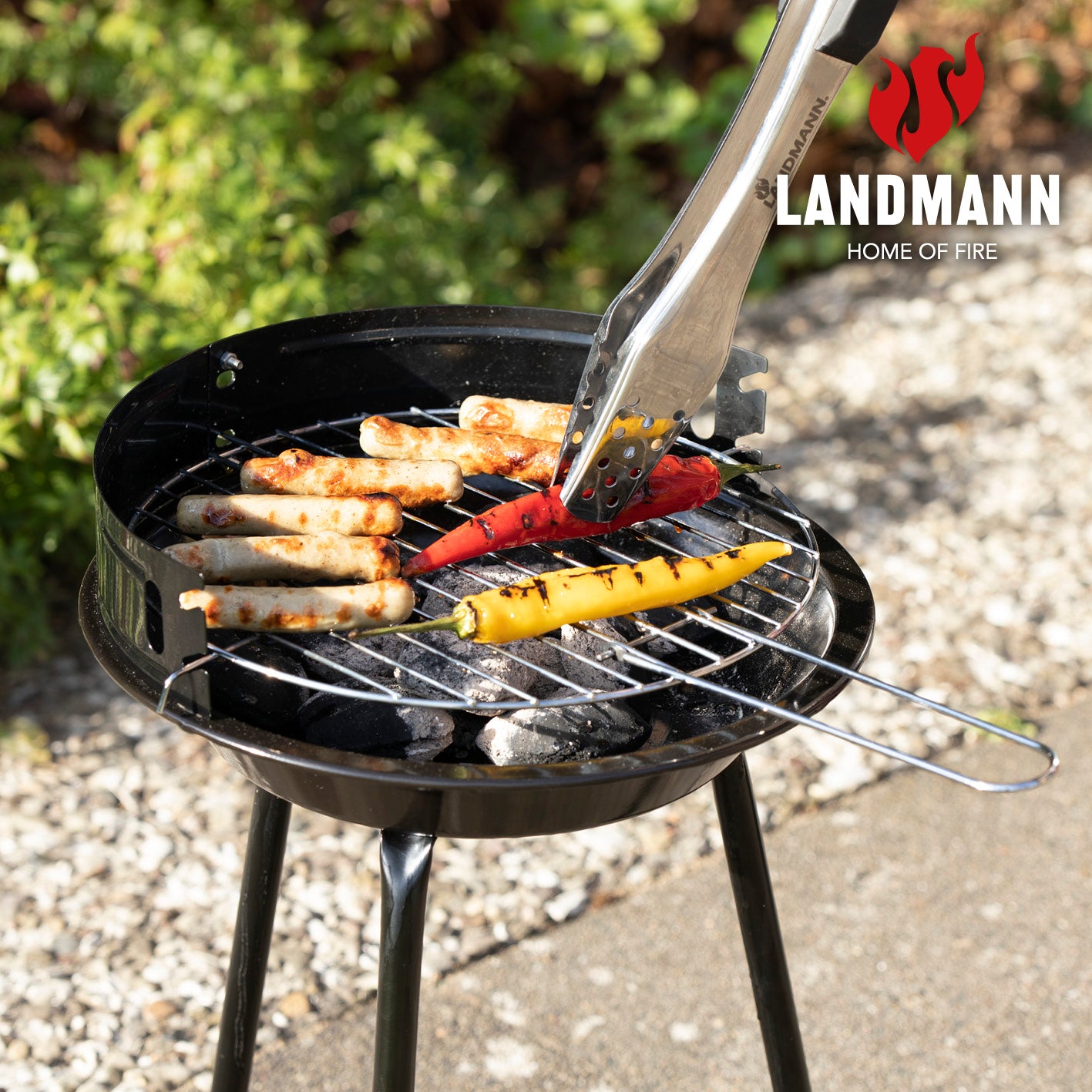 Holzkohle-Rundgrill mit verchromtem, höhenverstellbarem Rost, kompakt und mobil für Grillspaß unterwegs für 2 bis 3 Personen.