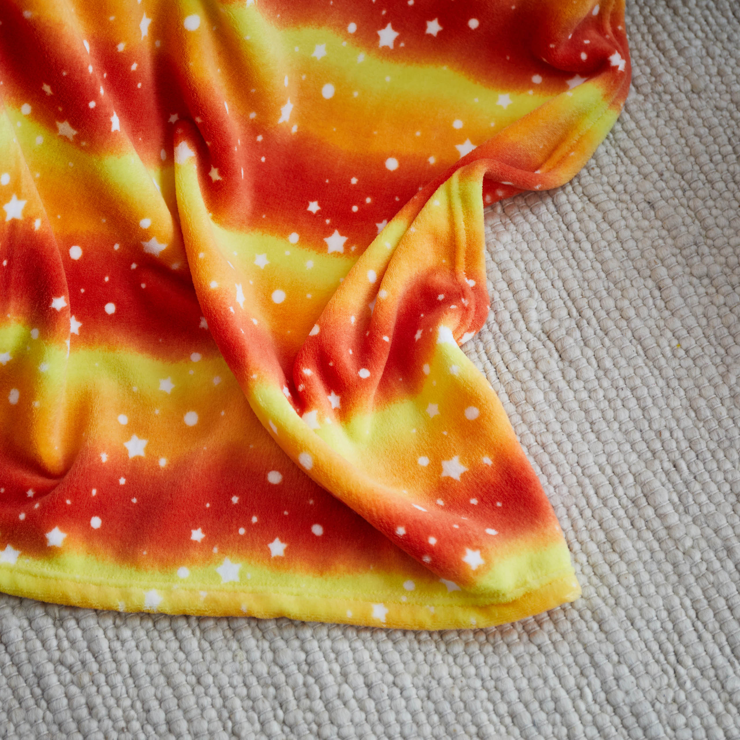Kuscheldecke für Kinder - 150 x 180 cm - Orange Star aus weichem Coral-Fleece mit buntem Sternenmuster, perfekt zum Kuscheln.
