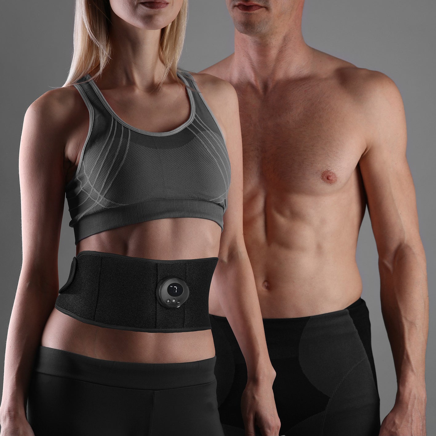 Bauchmuskelgürtel EMS - 6 Programmen - 9 Intensitätsstufen - unisize - schwarz am Modell zur Muskelstimulation und Rückenstütze.