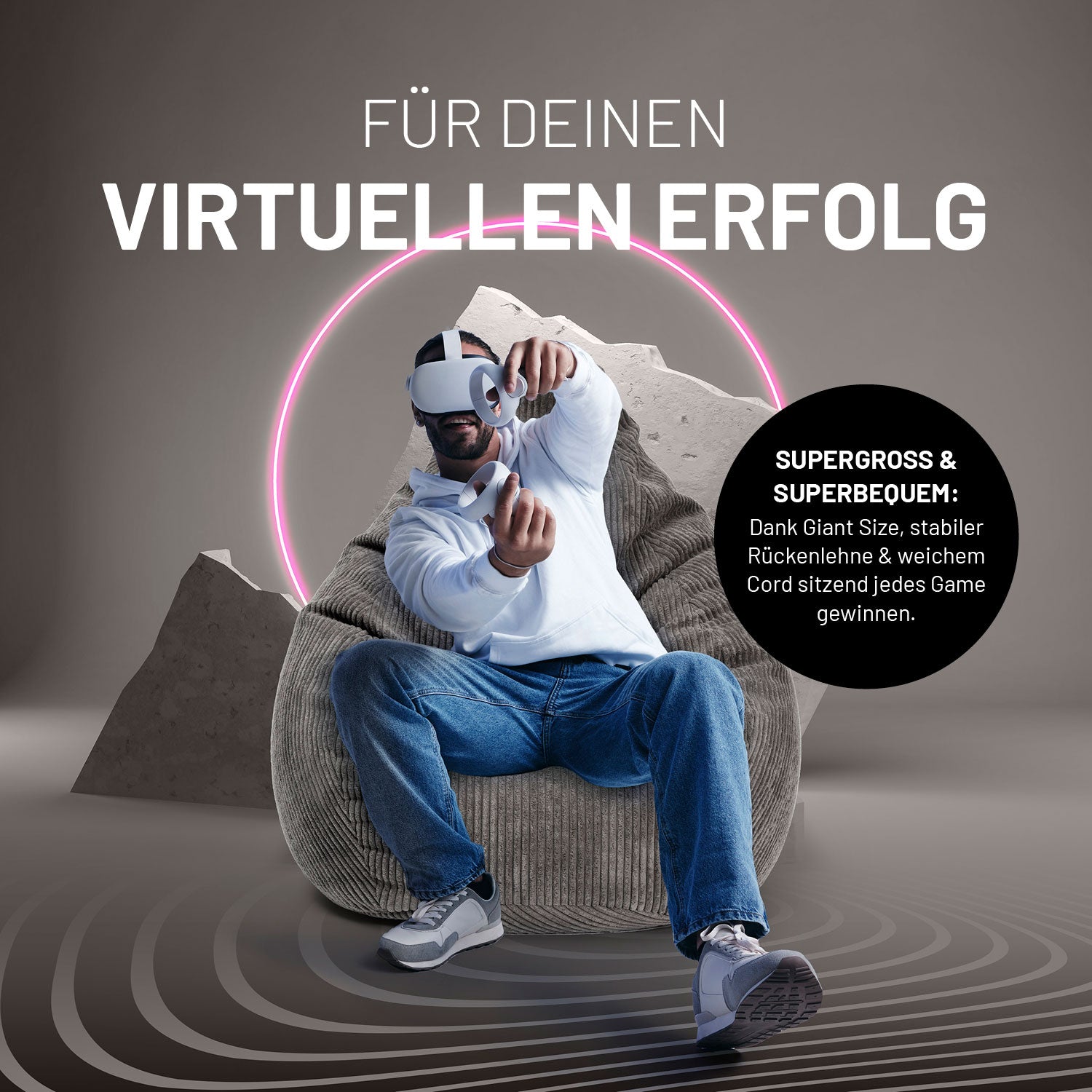 Mann spielt mit VR-Brille auf Sitzsack GIANT aus der Cord-Reihe - Grau, großer weicher Sitzsack für entspanntes Gaming Zuhause.