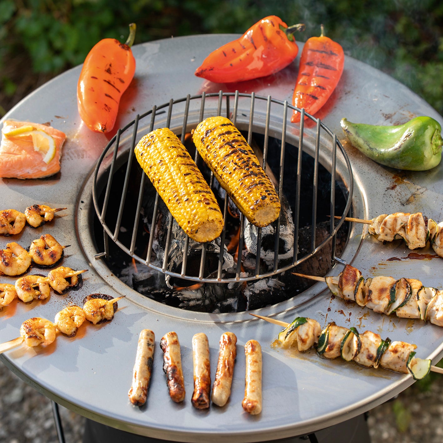 Holzkohlegrill mit Grillrost und Grillplatte
