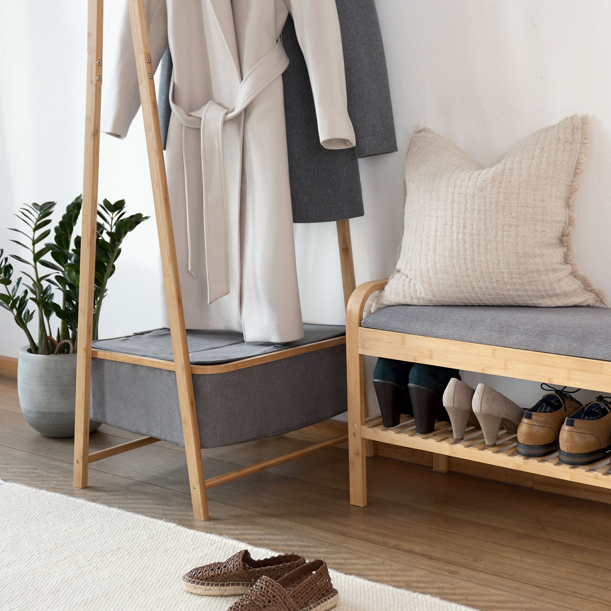 Kleiderständer aus Bambus - 159 x 60 x 45 cm in Beige, stabil, mit Ablagefach für Schuhe und Jacken, modernes Design von Lumaland.