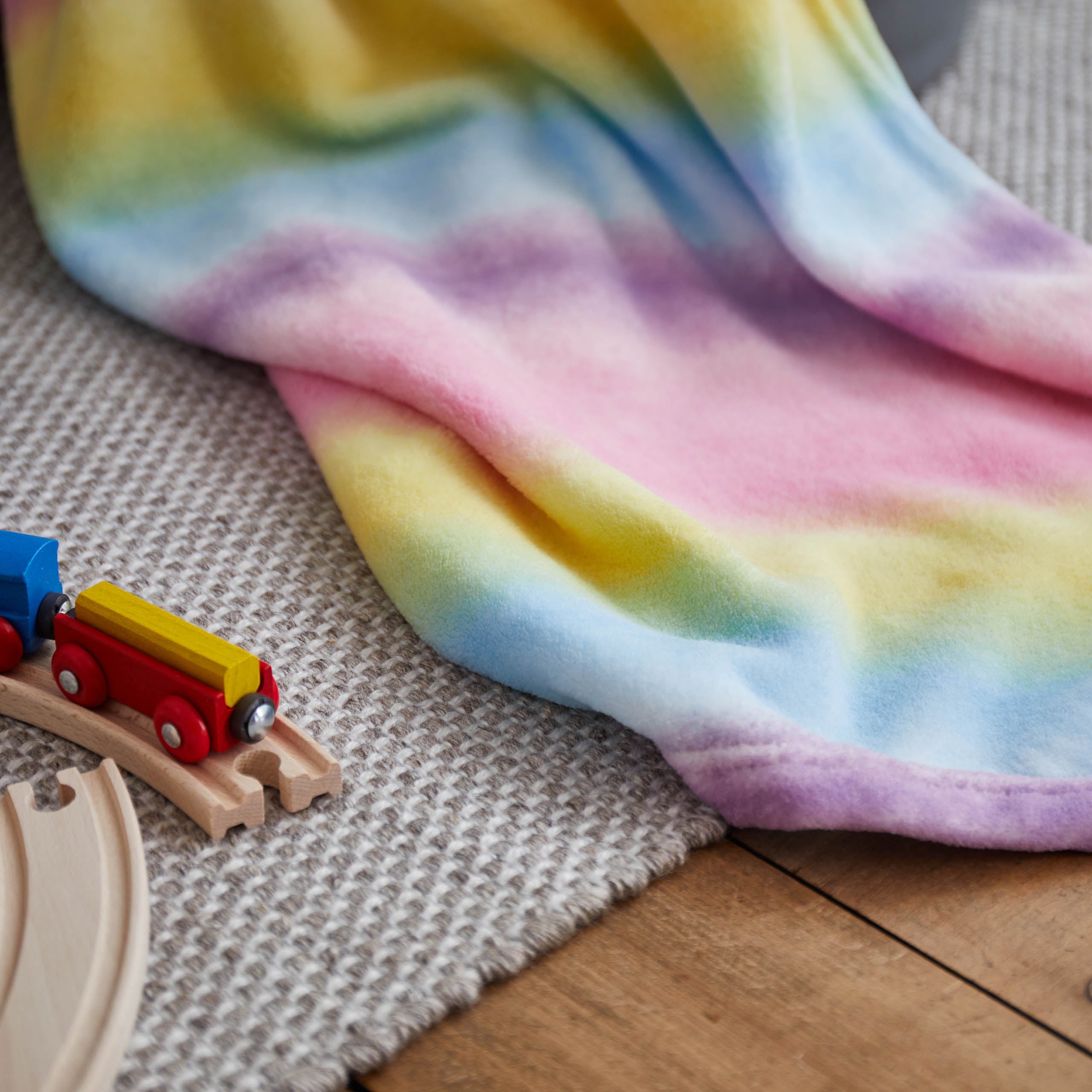Kuscheldecke für Kinder - 75 x 100 cm - Regenbogen aus weichem Coral-Fleece mit buntem Regenbogen-Design, ideal für Kuschelstunden.