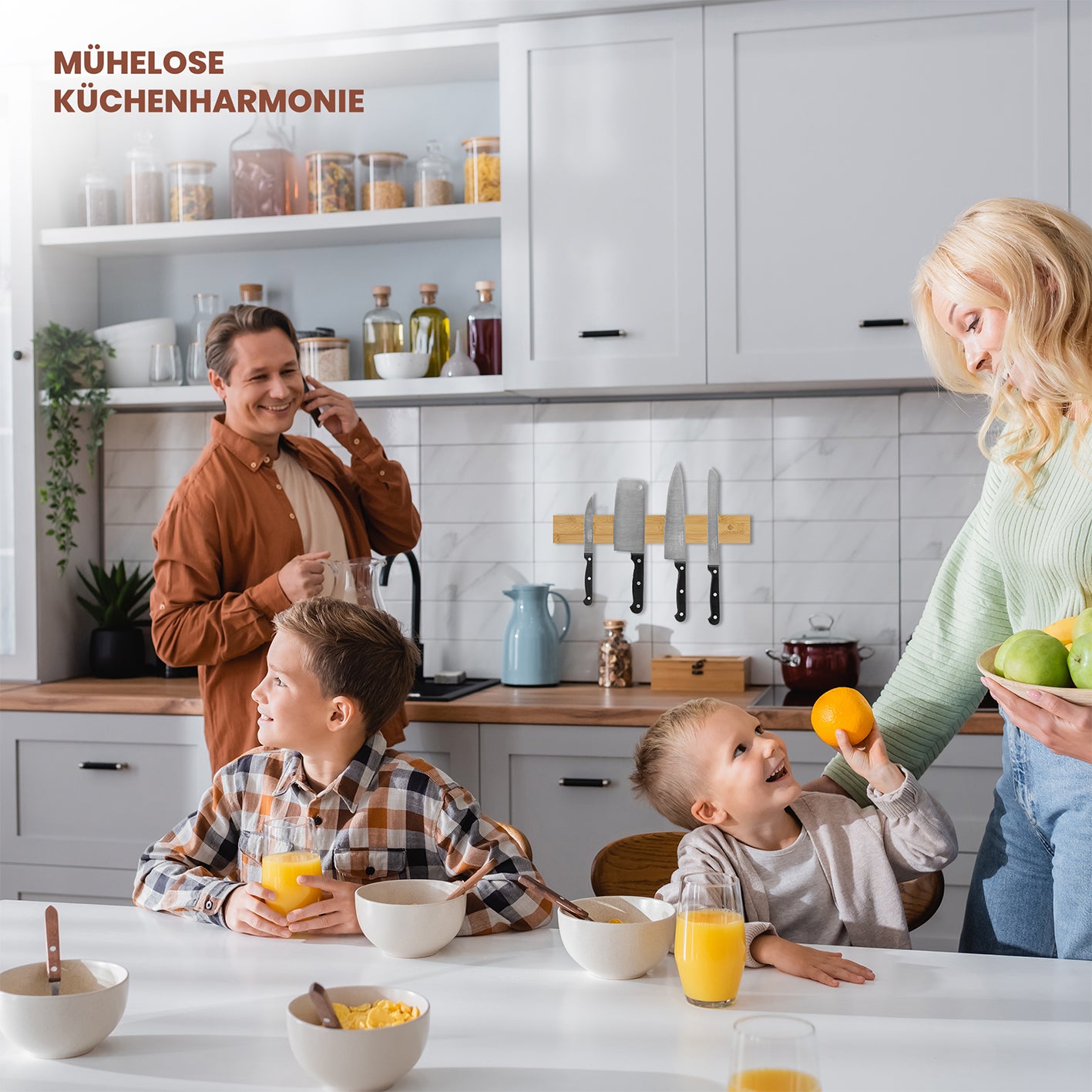 Messer-Magnetleiste - selbstklebend - Bambus - 40 cm in moderner Küche hält Messer sicher griffbereit und sorgt für Ordnung.