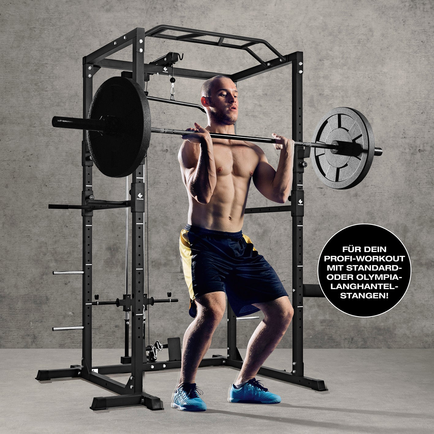 Power Rack mit Latzug, Kabelzug, Klimmzugstange und variablen Langhantel-Spottern für sicheres Training bis 130 kg.