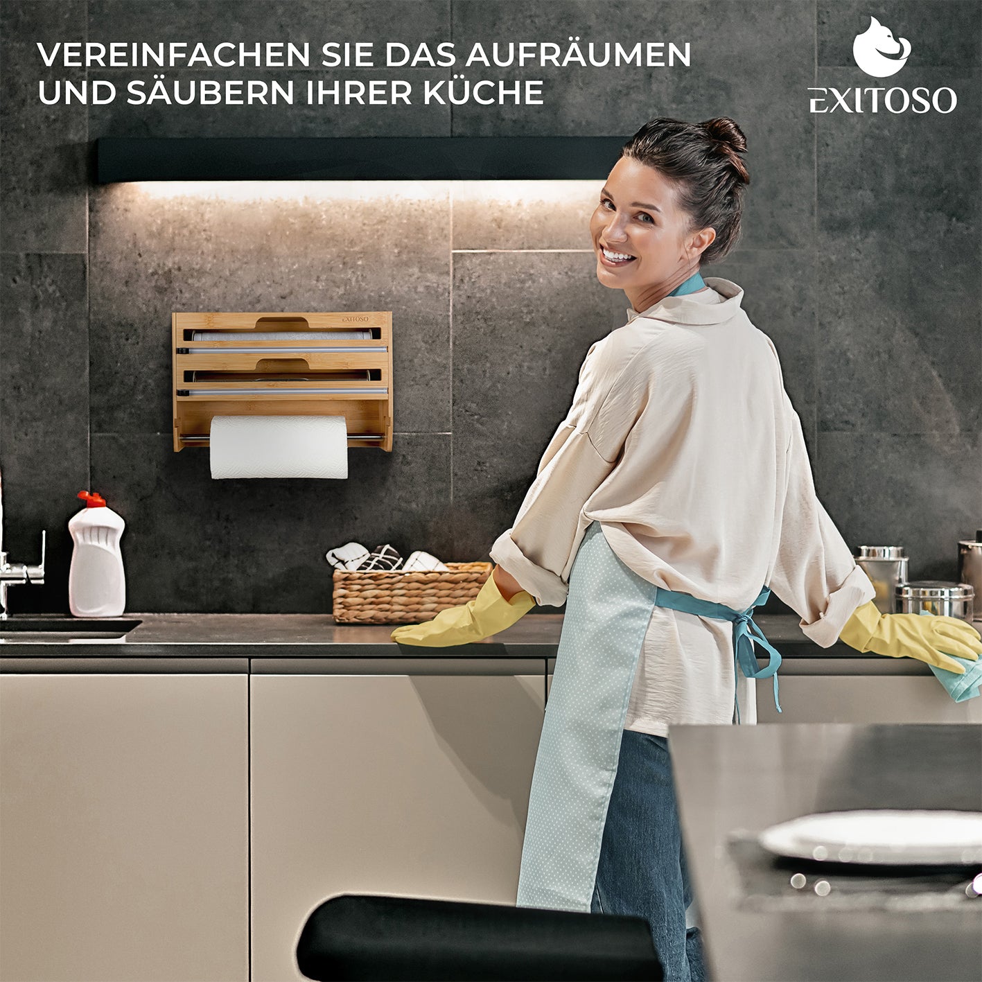 3 in 1 Folienschneider + Wandrollenhalter + Frischhaltefolienspender montiert an der Küchenwand mit Küchenpapierrolle.