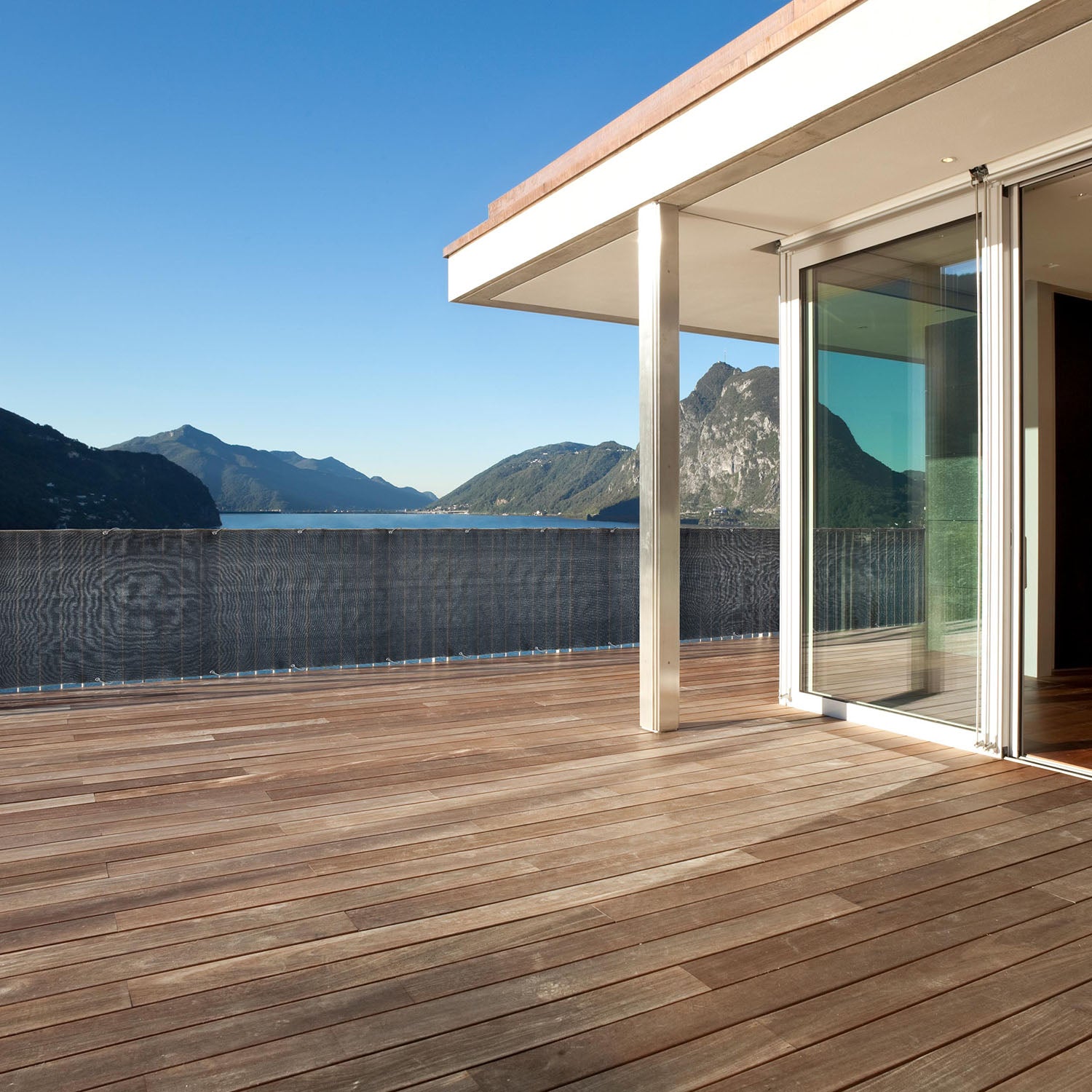 Balkonsichtschutz inkl. Befestigungsseil - 0,9 x 5 m - Dunkelgrau schützt Balkon mit reißfestem, UV-beständigem HDPE-Material.