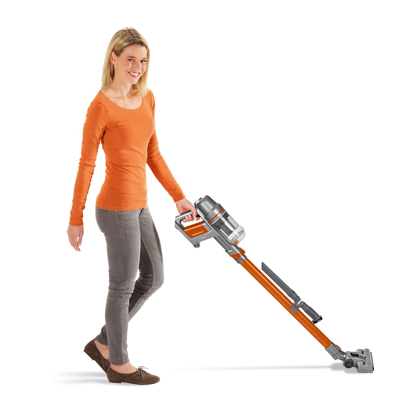 Frau benutzt den Akku-Zyklon-Staubsauger Pet Star - orange/silber kabellos als Bodenstaubsauger mit verlängertem Rohr.