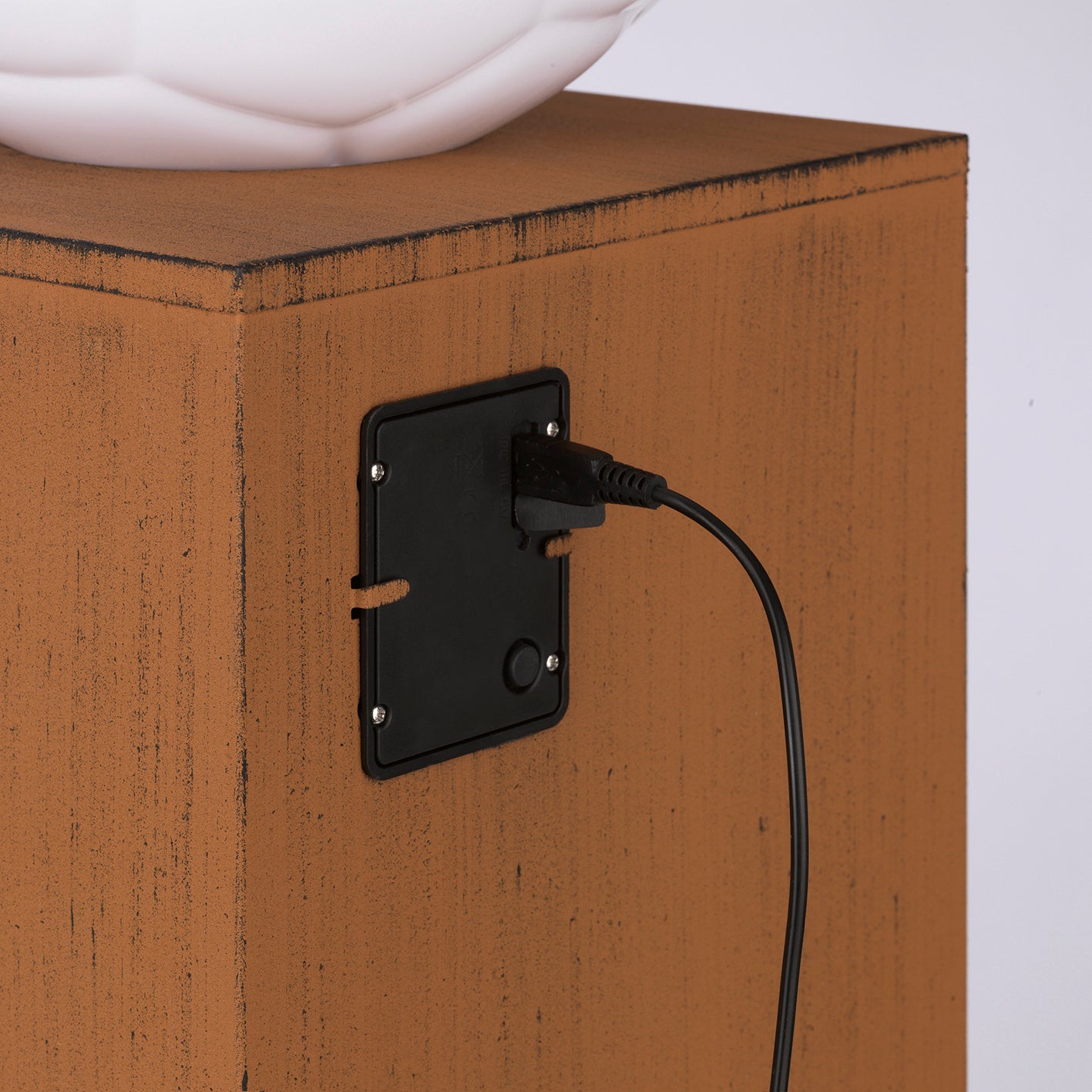 LED-Dekosäule Rost-Optik mit Leuchtkugel - braune Metall-Säule mit USB-Ladeanschluss und Akku für In- & Outdoor-Einsatz.