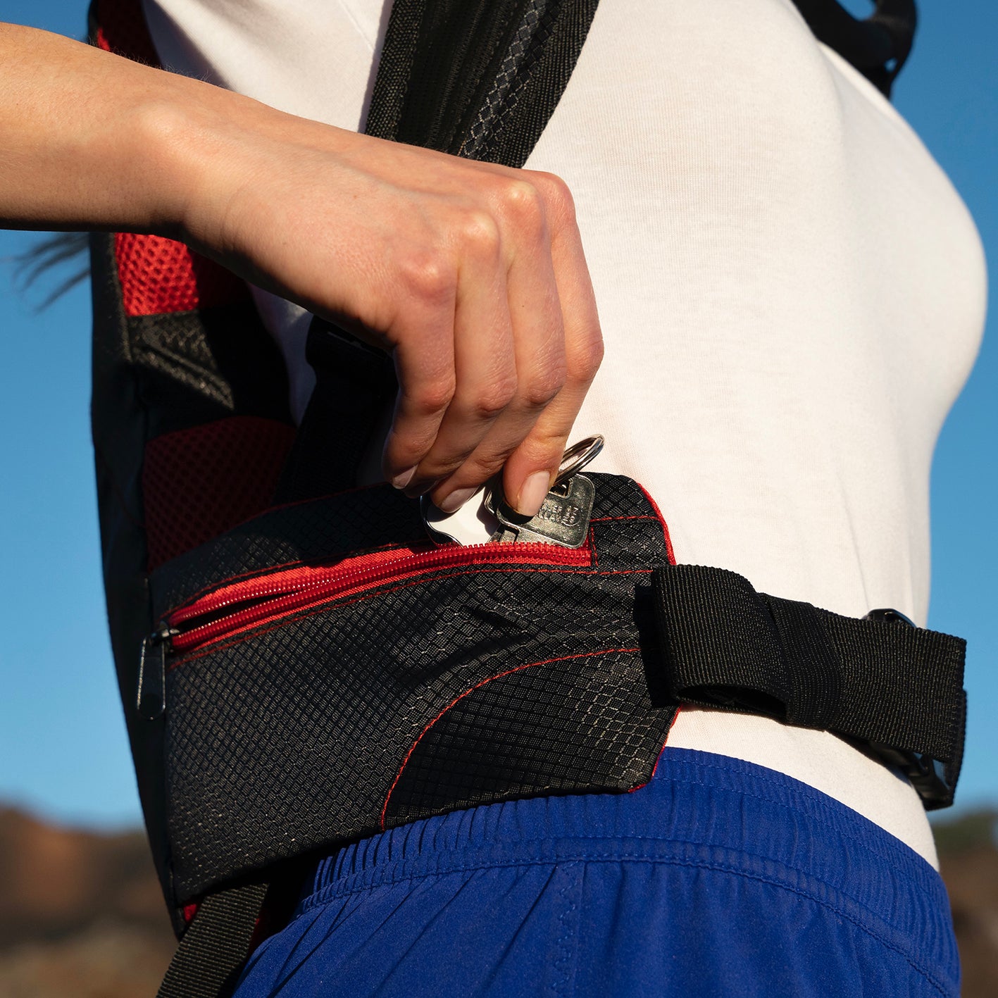 Trinkrucksack für 2 L Trinkblase - Rot, leichter, wasserfester Rucksack mit Polsterung und praktischen Fächern für vielseitige Outdoor-Aktivitäten.