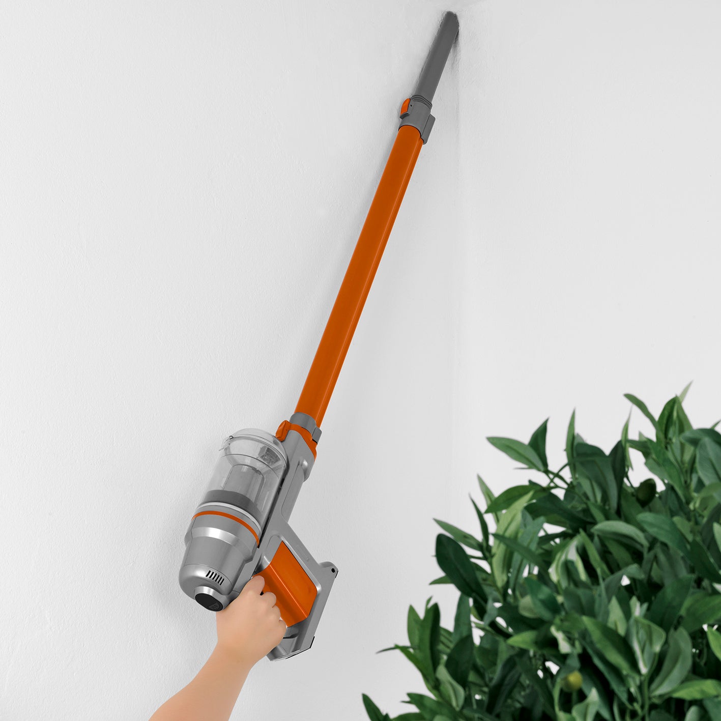 Akku-Zyklon-Staubsauger Pet Star orange/silber in Handstaubsauger-Position zur Reinigung schwer zugänglicher Stellen.