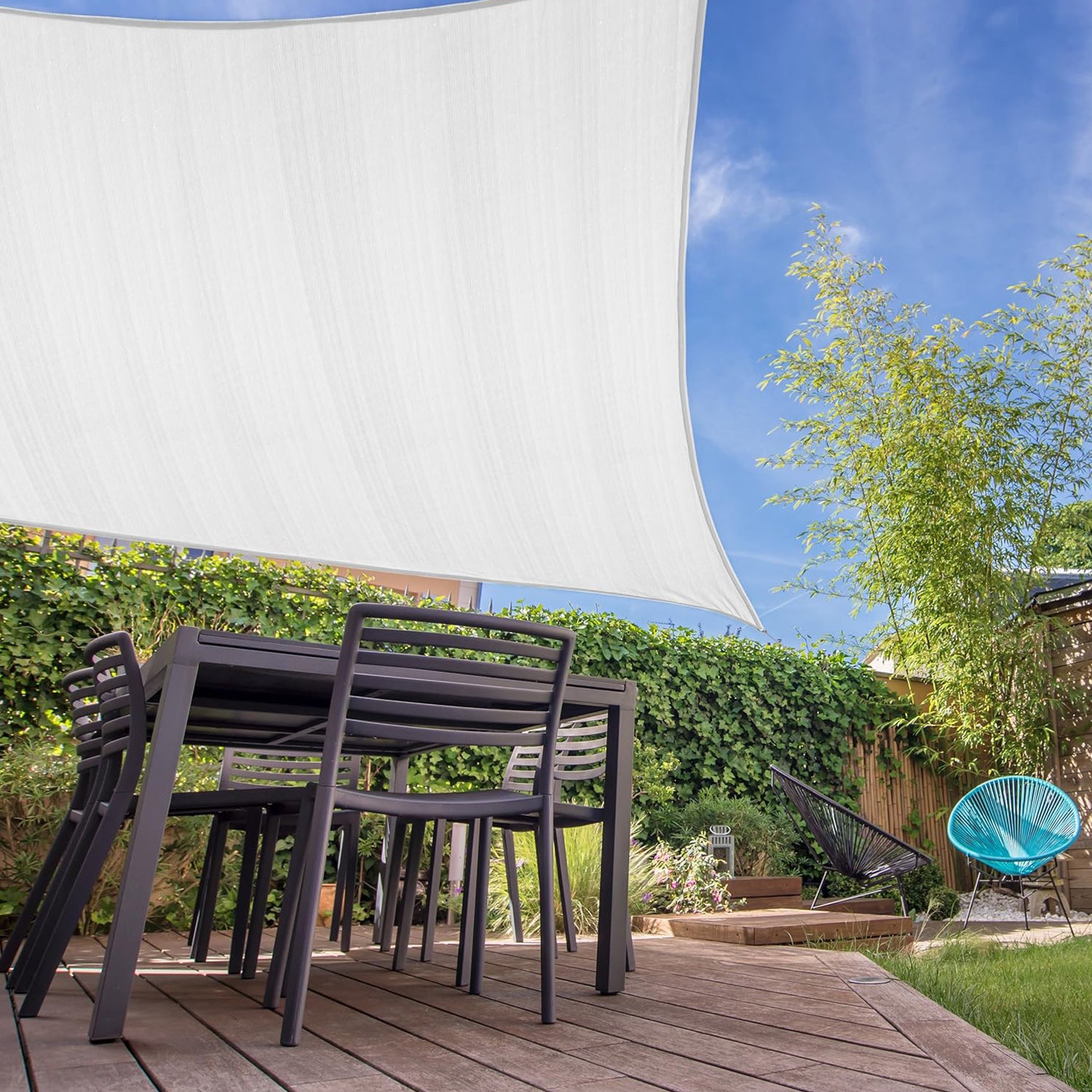Sonnensegel 100% HDPE mit Stabilisator für UV-Schutz - Rechteck 2 x 3 Meter - Weiß über Terrassenmöbeln im Garten bei Sonnenschein