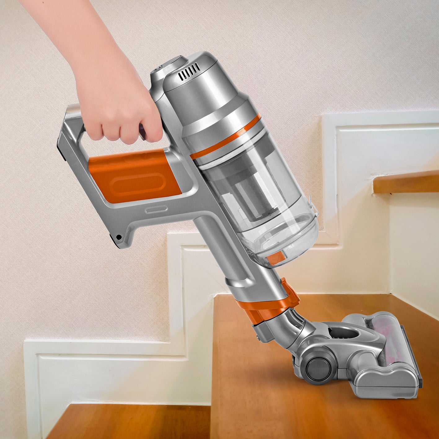 Akku-Zyklon-Staubsauger Pet Star orange/silber kabellos mit 2-in-1 Funktion und rotierender Bodendüse für gründliche Reinigung.