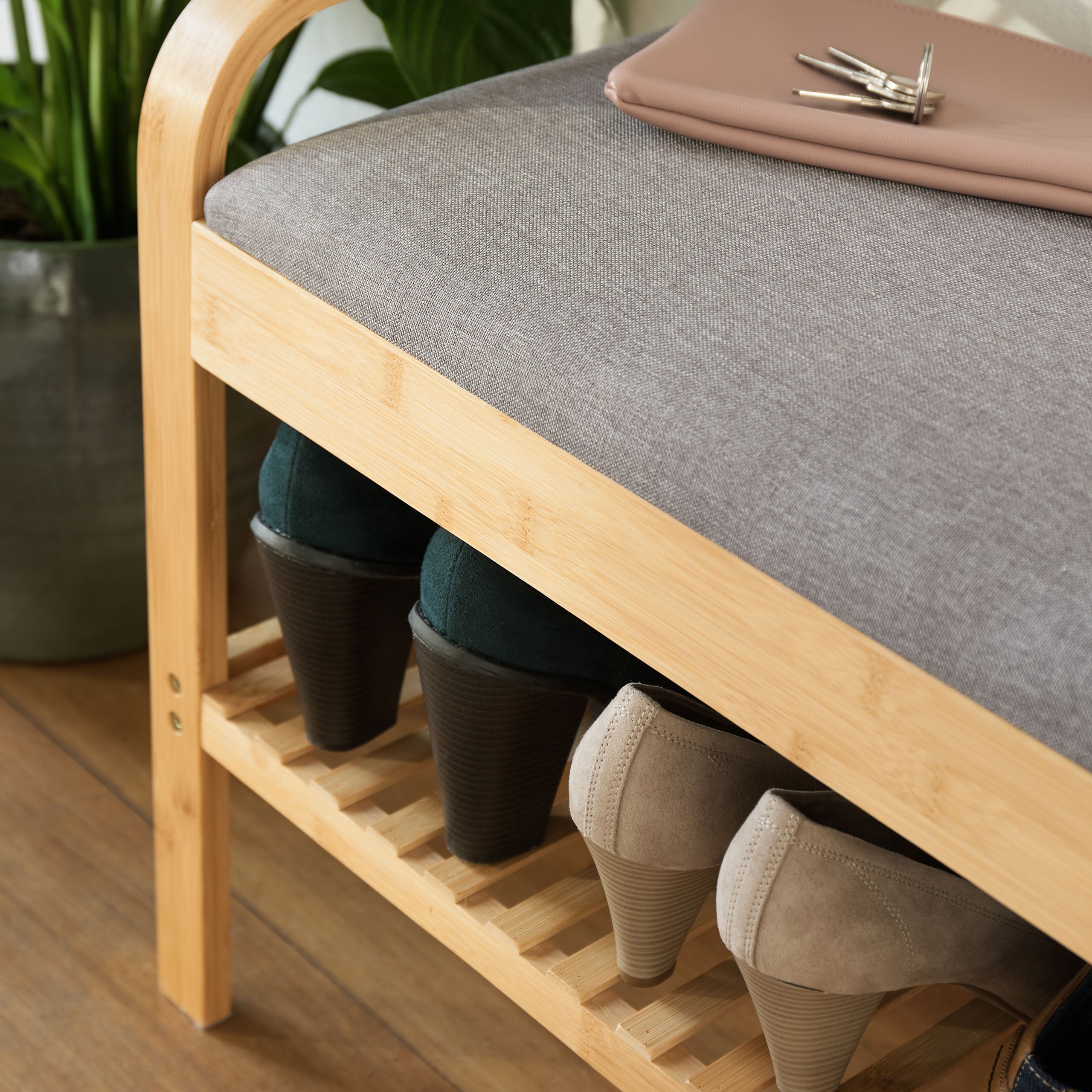 Schuhregal aus Bambus mit Sitzbank - 90 x 50 x 30 cm - Grau, platzsparend mit Schuhablage und bequemem Sitzkissen von Lumaland.
