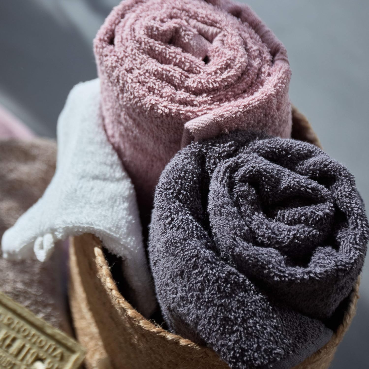 Premium Handtücher 6er-Set - 4 Handtücher 50 x 100 cm + 2 Badetücher 70 x 140 cm - Weiß in verschiedenen Farben gerollt im Korb