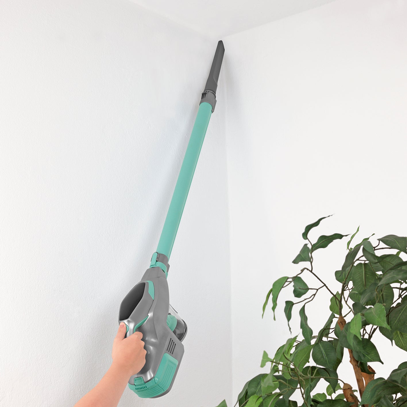 Akku-Zyklon-Staubsauger - türkis/grau mit verlängerbarem Aluminium-Steckrohr für einfache Reinigung auch in hohen Ecken.