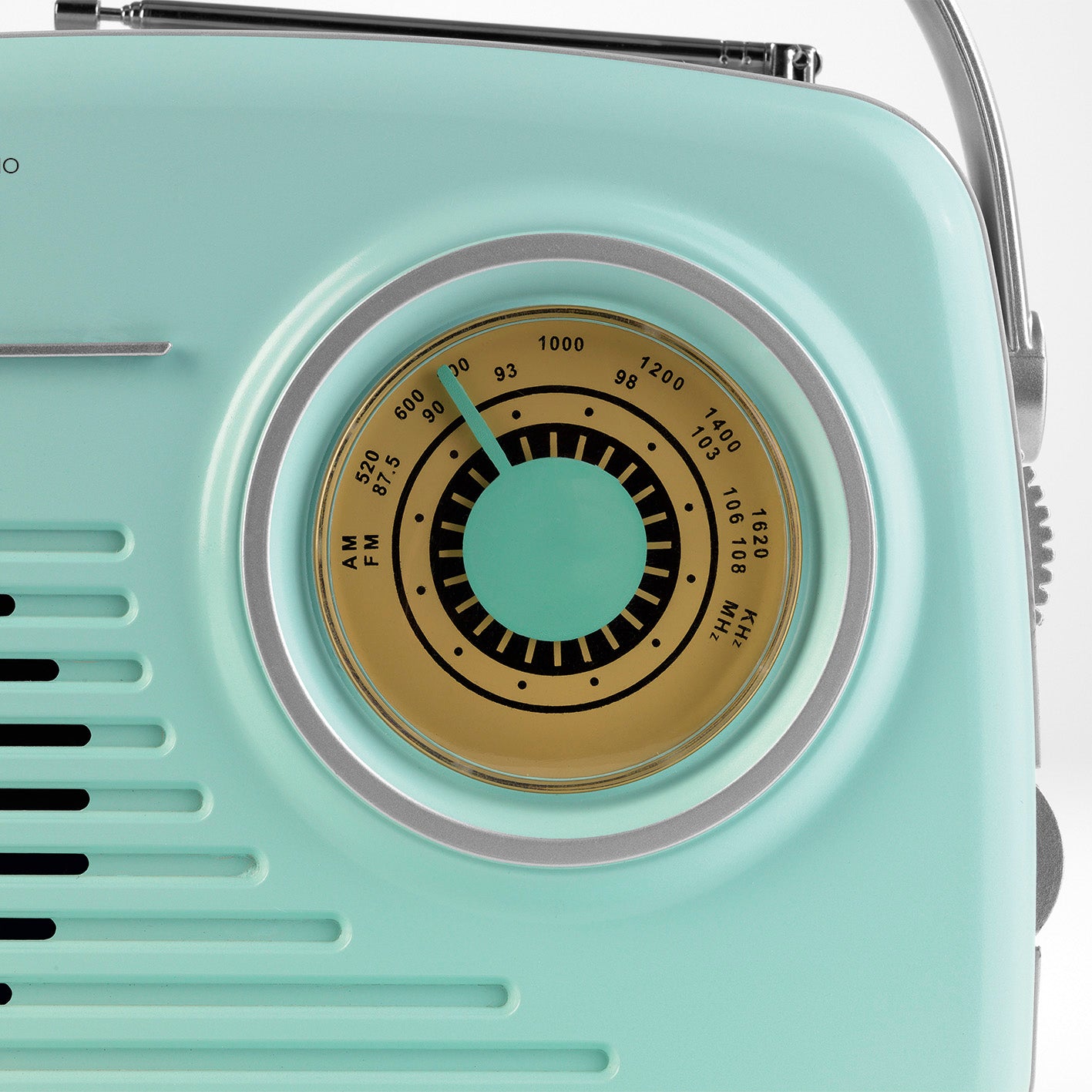 Retro-Radio - mint im 50er Jahre Stil mit Teleskopantenne und klassischem UKW/AM-Skalen-Design und Tragegriff.