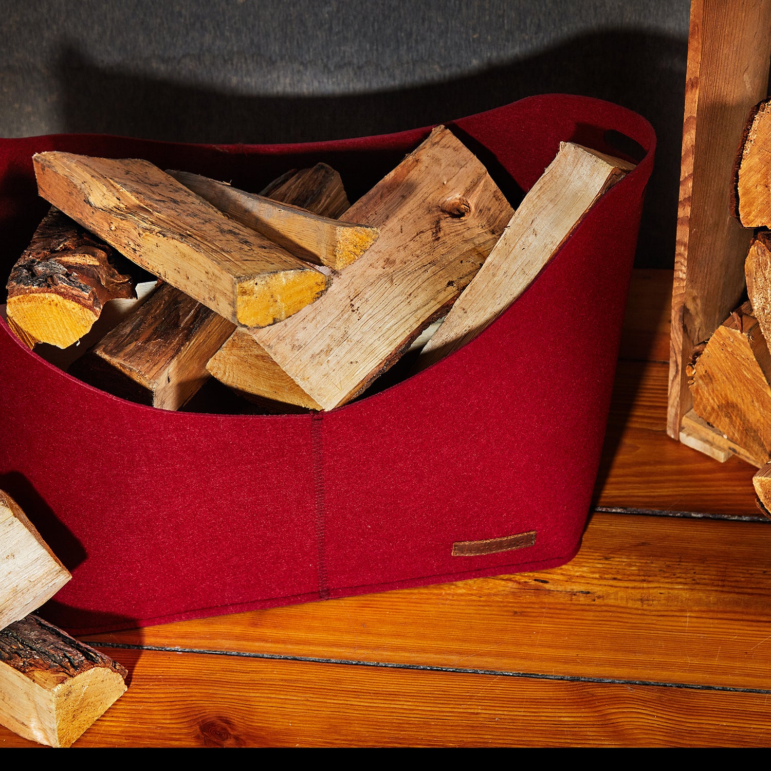 Kaminholztasche aus Filz mit Tragegriff 40x25x28 cm Dunkelgrau zur sicheren Aufbewahrung und einfachem Transport von Kaminholz.