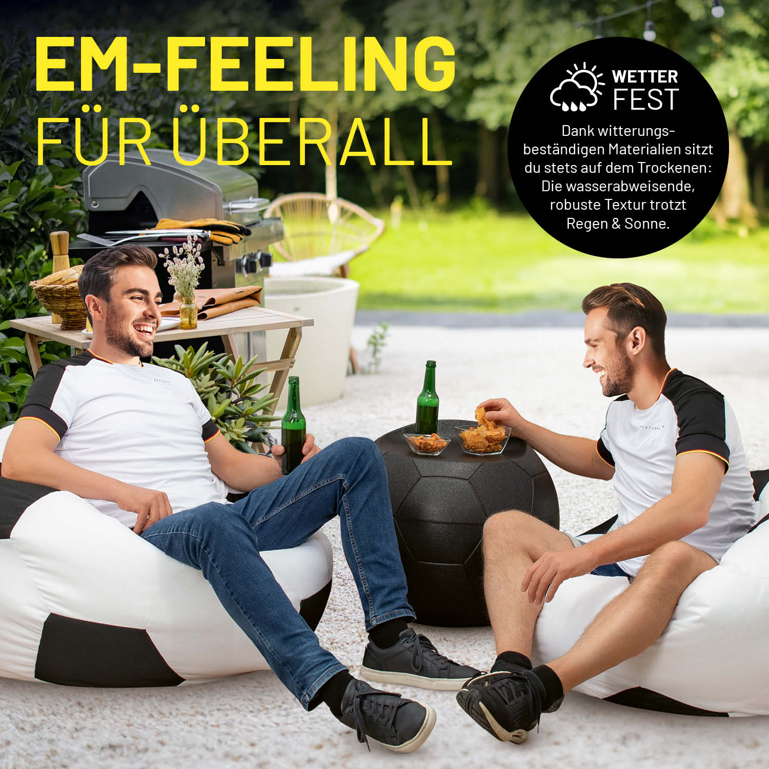 EM 2024 Fan-Lounge 2 + 1 mit 2 XXL-Fußball-Sitzsäcken und Fußball-Kühlbox, wetterfest für Indoor & Outdoor Einsatz.