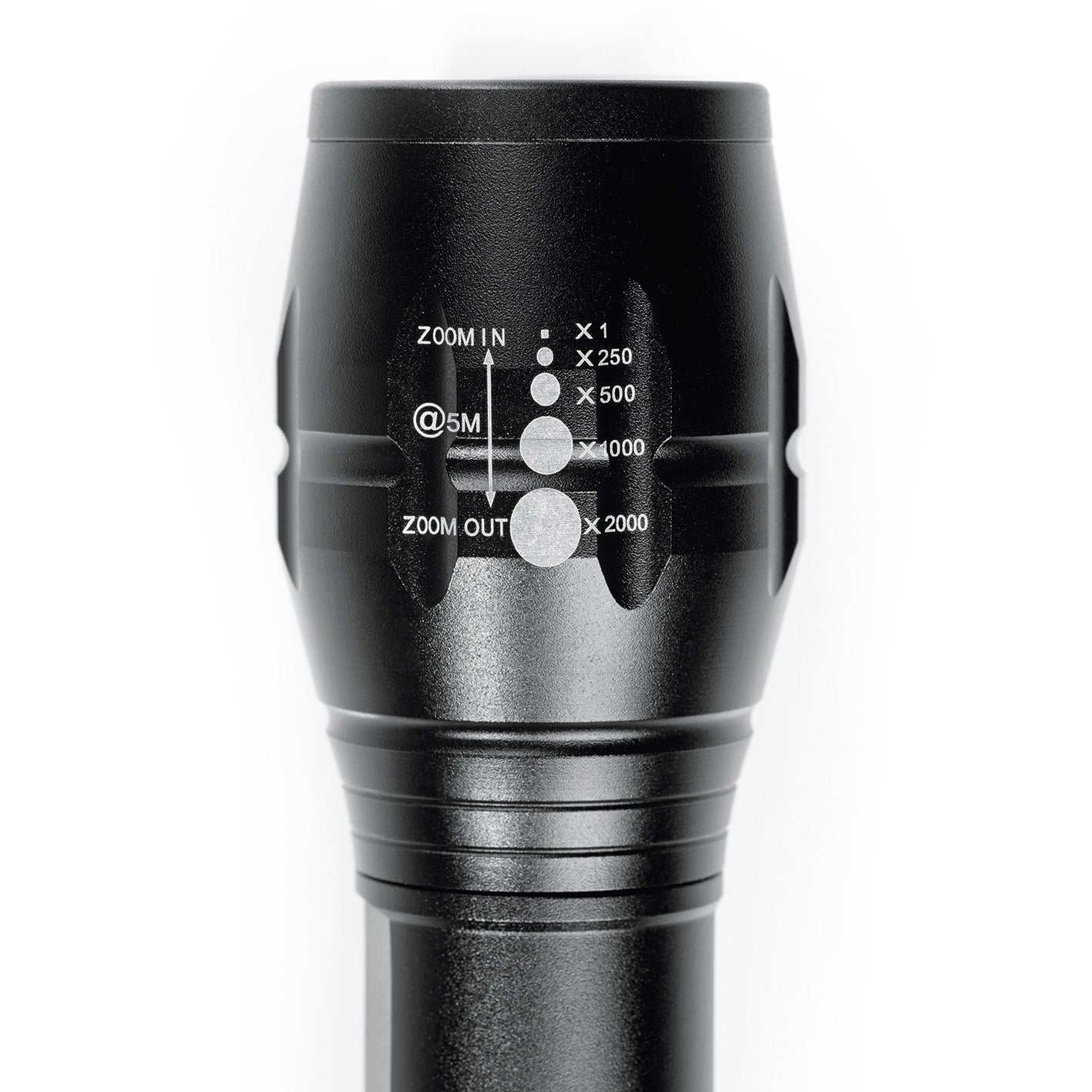 Nahaufnahme des Kopfes der Security Funktions-Taschenlampe 4,5V in Schwarz mit Zoomskala und robustem Metallgehäuse