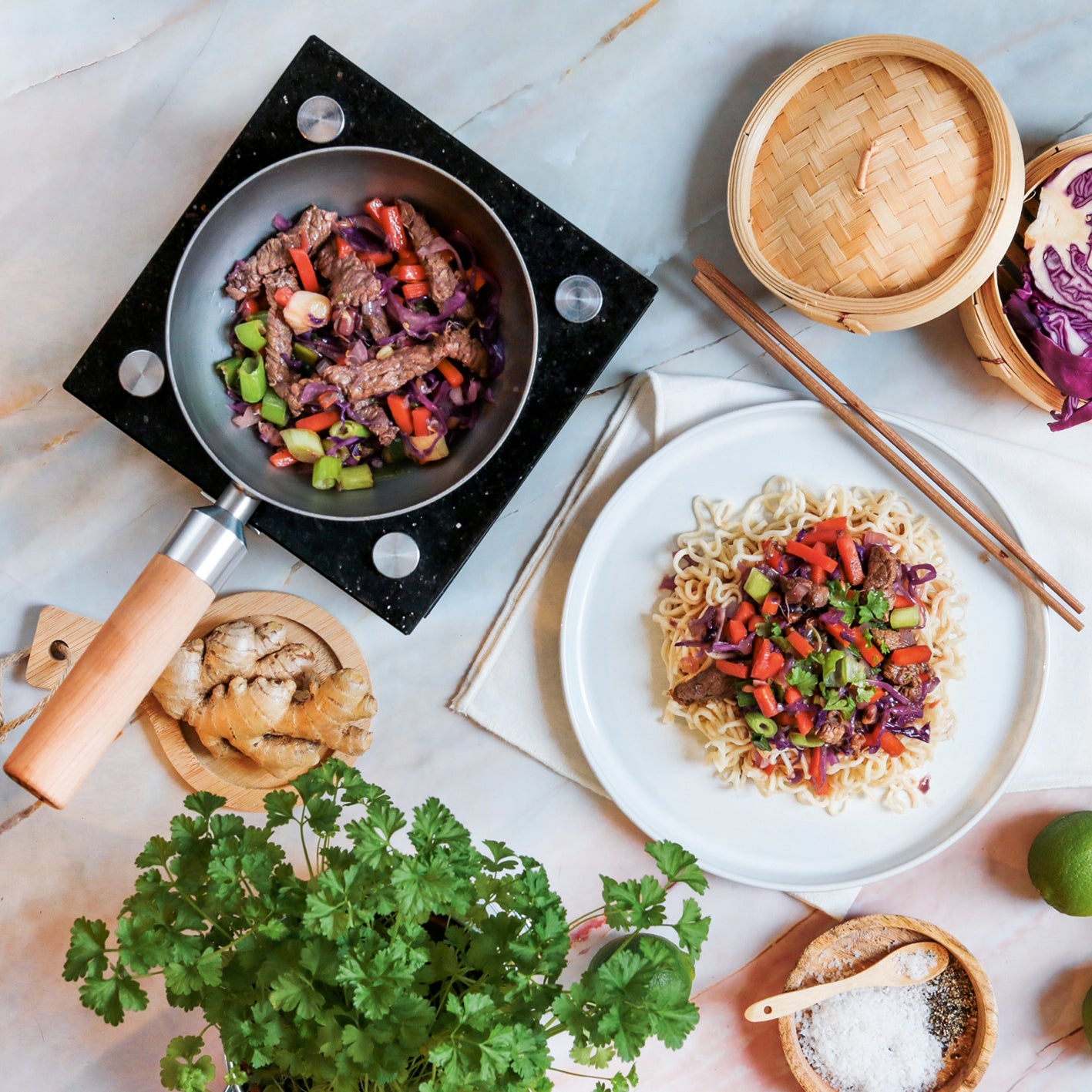 Tisch-Kochset für bis zu 2 Personen - Edelstahl/schwarz mit Pfanne, Holzgriff und Zubehör für vielseitiges Kochen unterwegs.