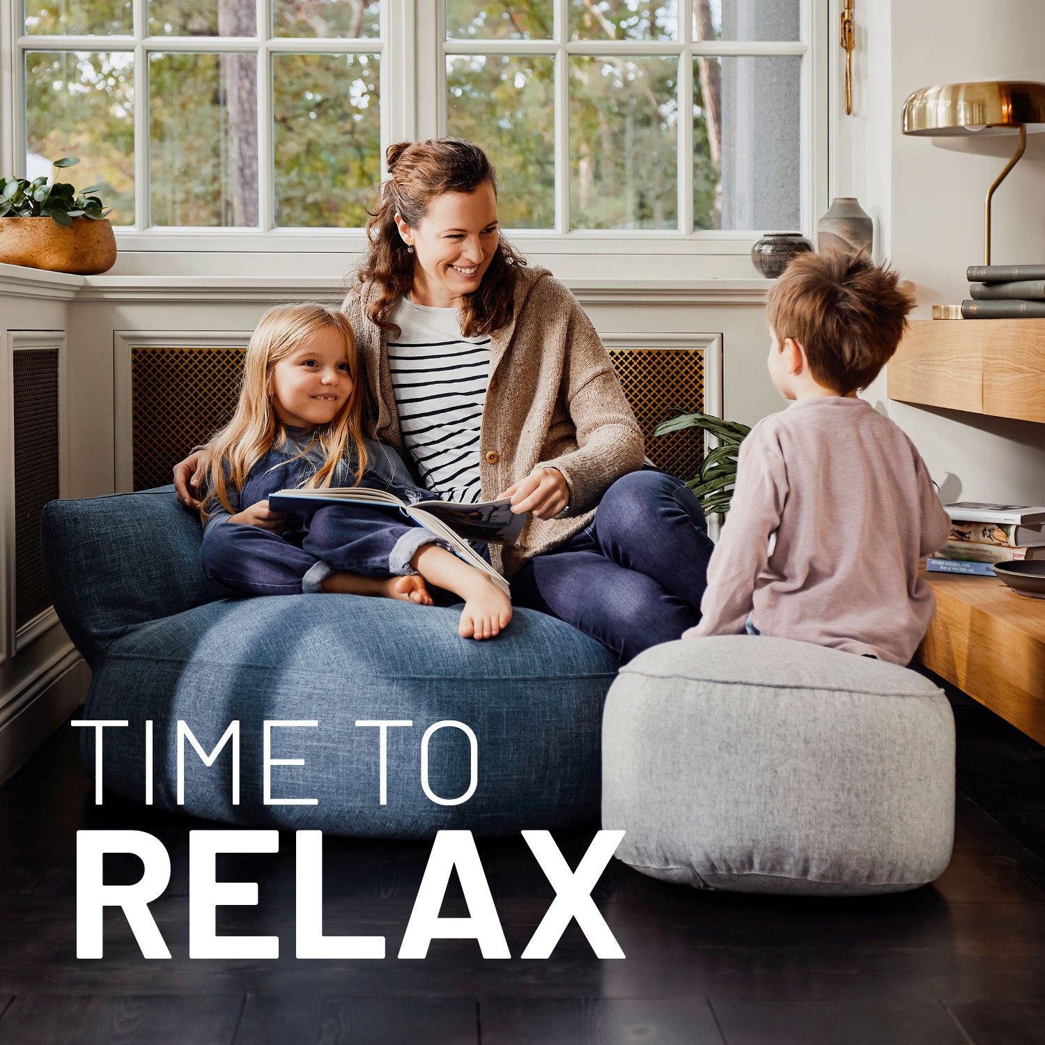 Comfort Line Sitzsack-Hocker/Pouf (50 L) Dunkelgrau als praktische Fußablage und Sitzgelegenheit im modernen Wohnzimmer.