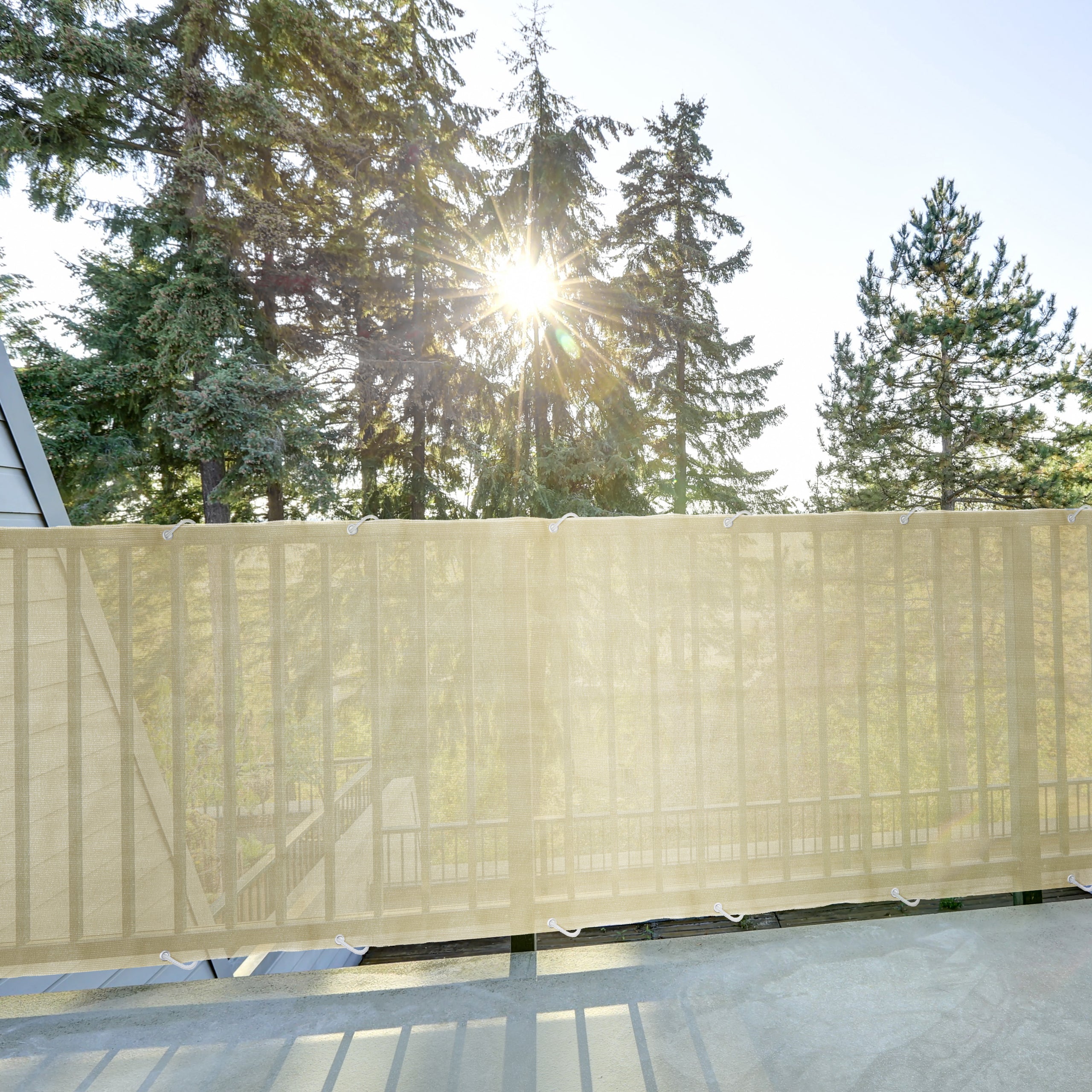 Balkonsichtschutz inkl. Befestigungsseil 0,9 x 5 m Sand, robustes UV-beständiges HDPE-Material, einfache Montage am Balkongeländer.