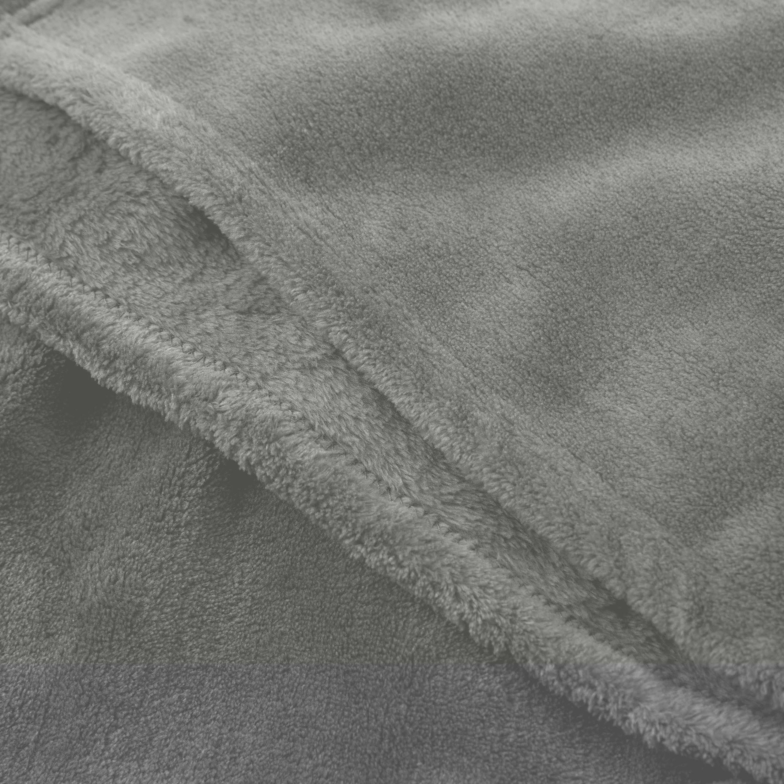 Kuscheldecke - 150x200cm - Sofadecke & Tagesdecke - Hellgrau aus weichem Coral-Fleece, pflegeleicht und vielseitig einsetzbar.