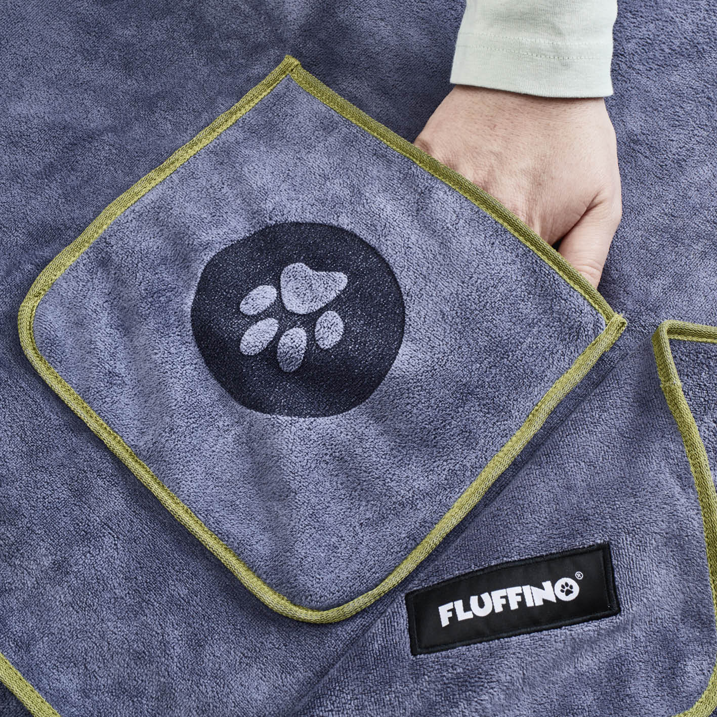 Hundehandtuch Mikrofaser – 4er-Pack - Grau & Grün, extra saugfähig, schnell trocknend, weich, mit FLUFFINO Logo und Pfotenmotiv.