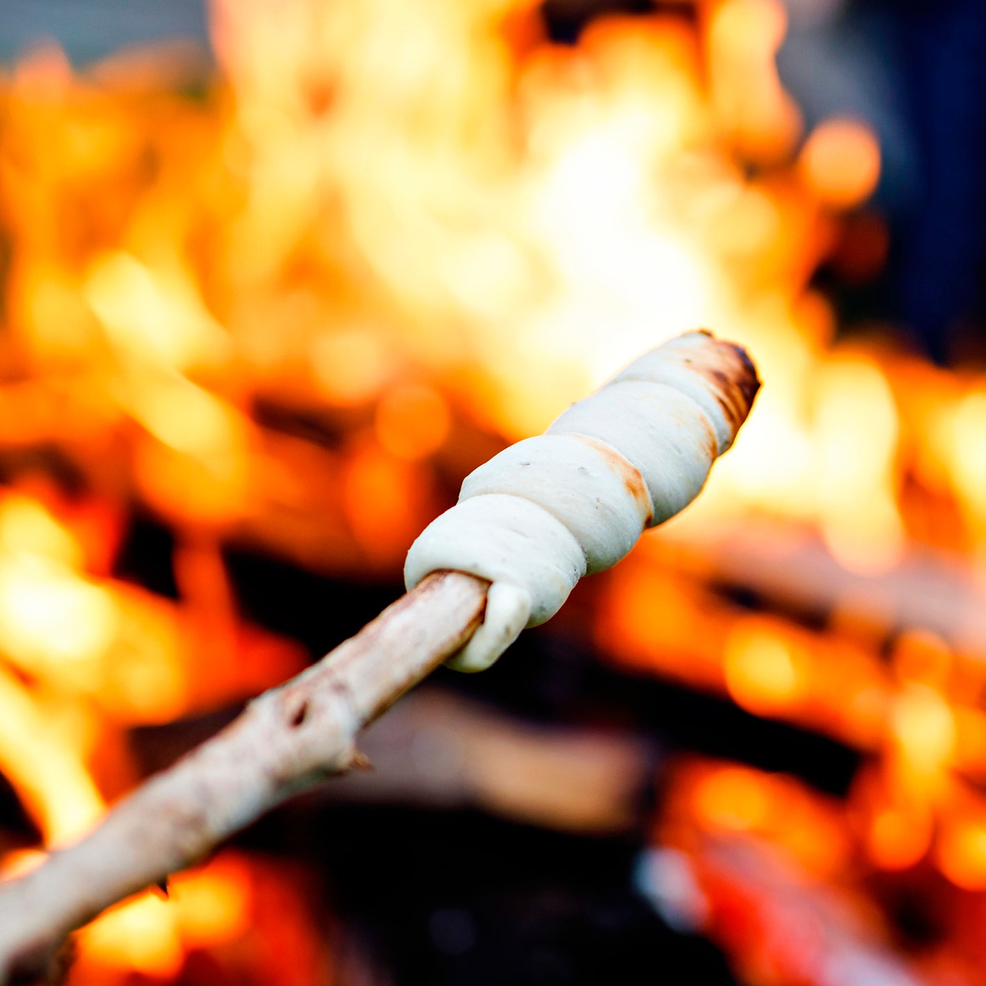 Gartenkamin aus Cortenstahl mit stabilem Stand und wetterfestem Material, ideal zum gemütlichen Lagerfeuer im Garten.