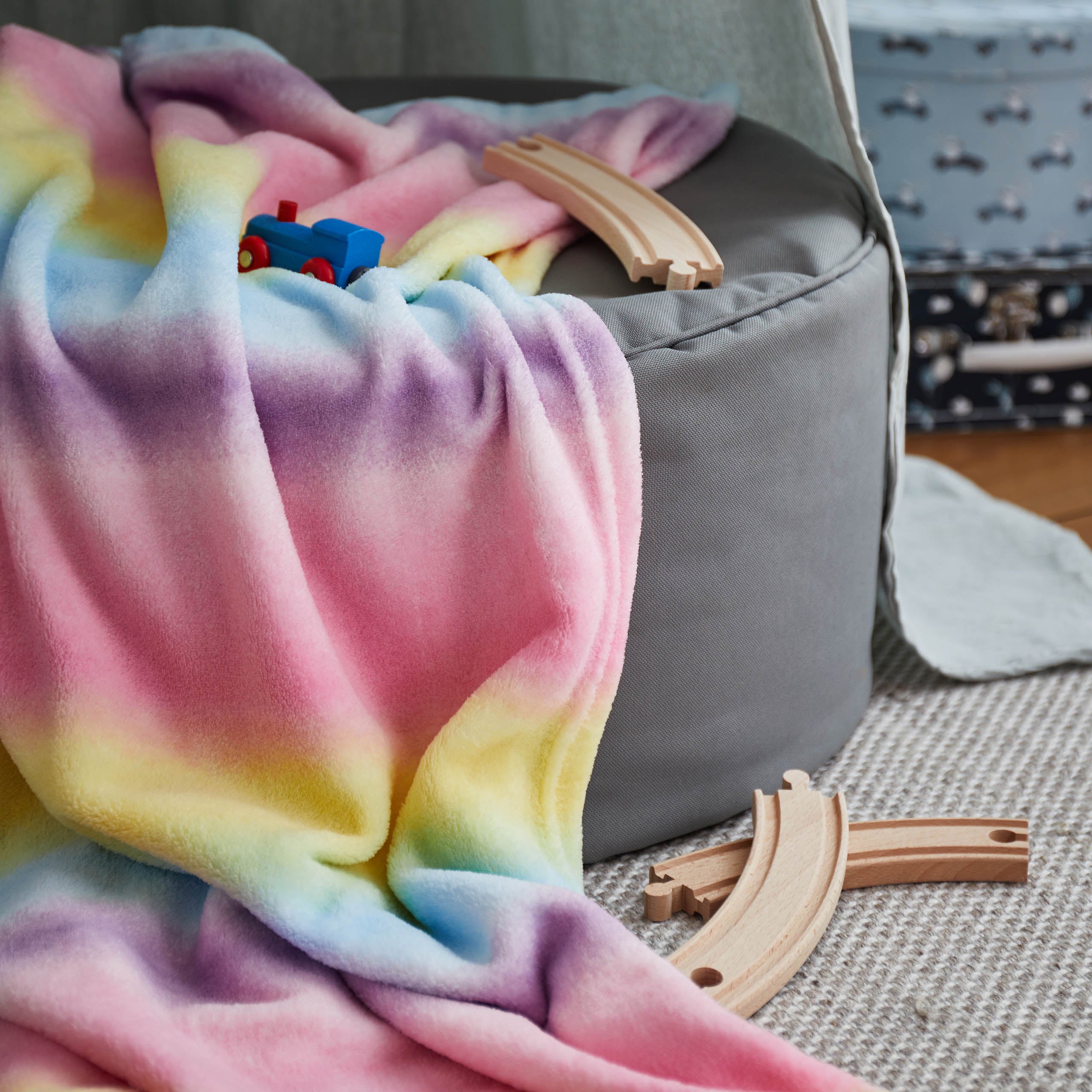 Kuscheldecke für Kinder - 75 x 100 cm - Regenbogen in weichem Coral-Fleece mit buntem Regenbogen-Multicolour-Design, ideal zum Kuscheln.
