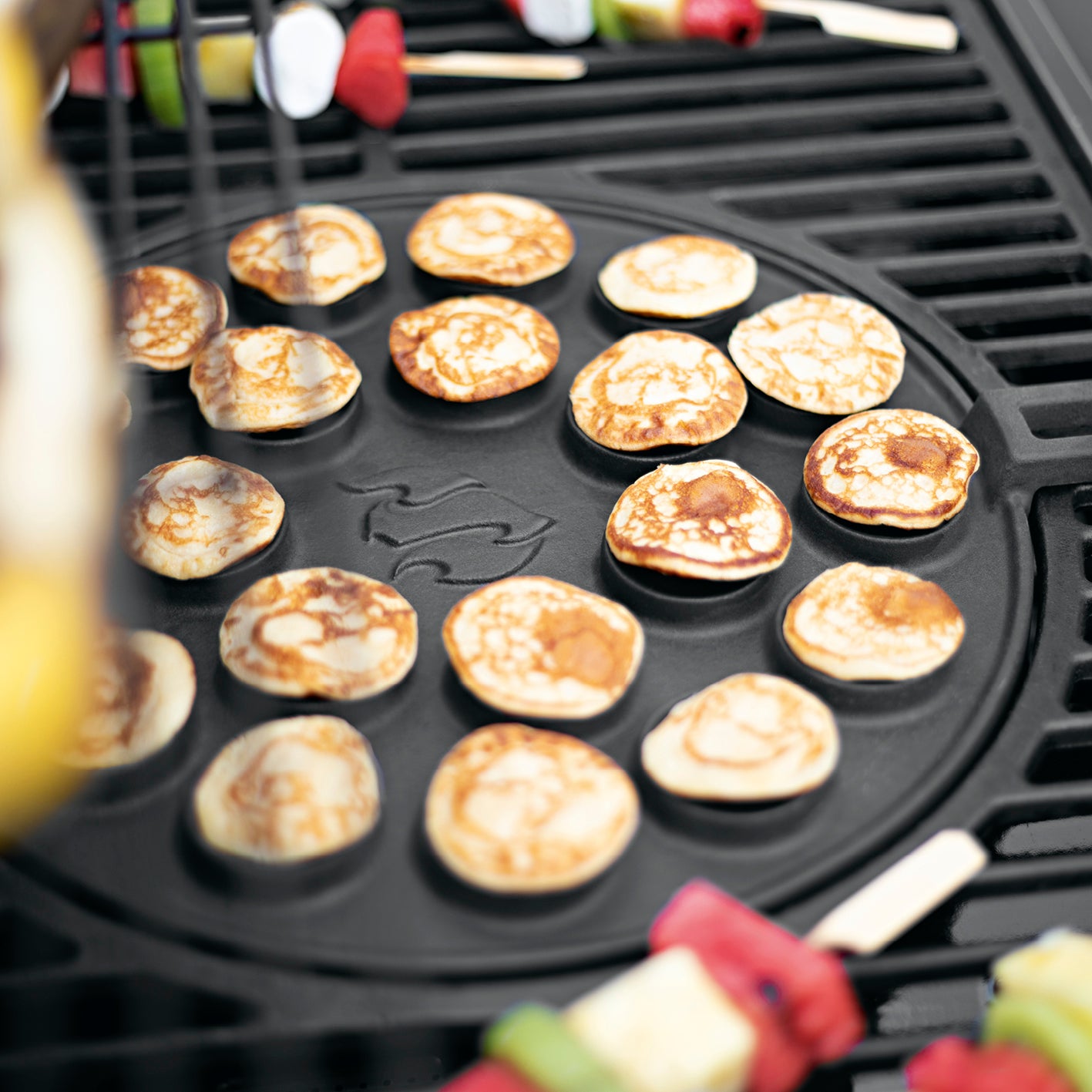 Wendeplatte Modulus - 30 x 39 cm aus matt emailliertem Gusseisen, ideal für Poffertjes und Crèpes auf LANDMANN Grills.