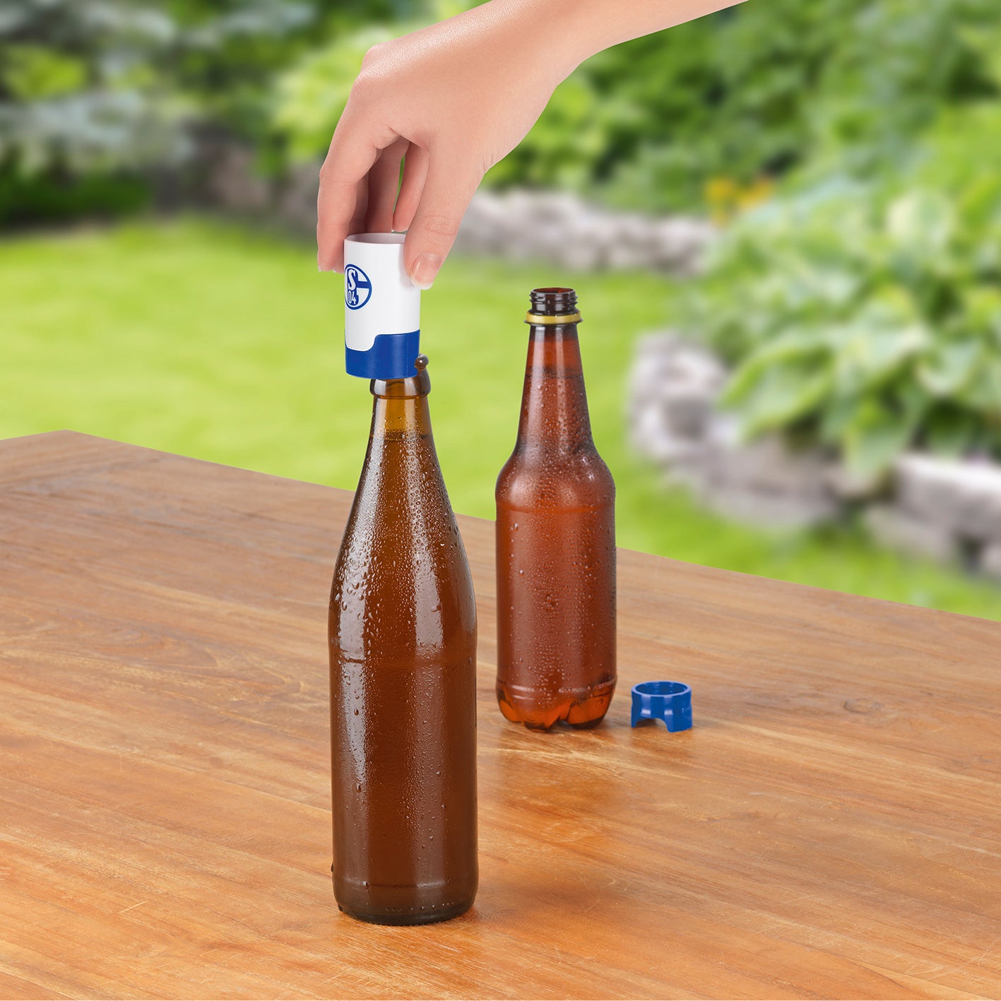 Bier-Aufbereiter im FC Schalke 04-Design - 3er-Set als Flaschenaufsatz für frischen Biergeschmack und Insektenschutz.