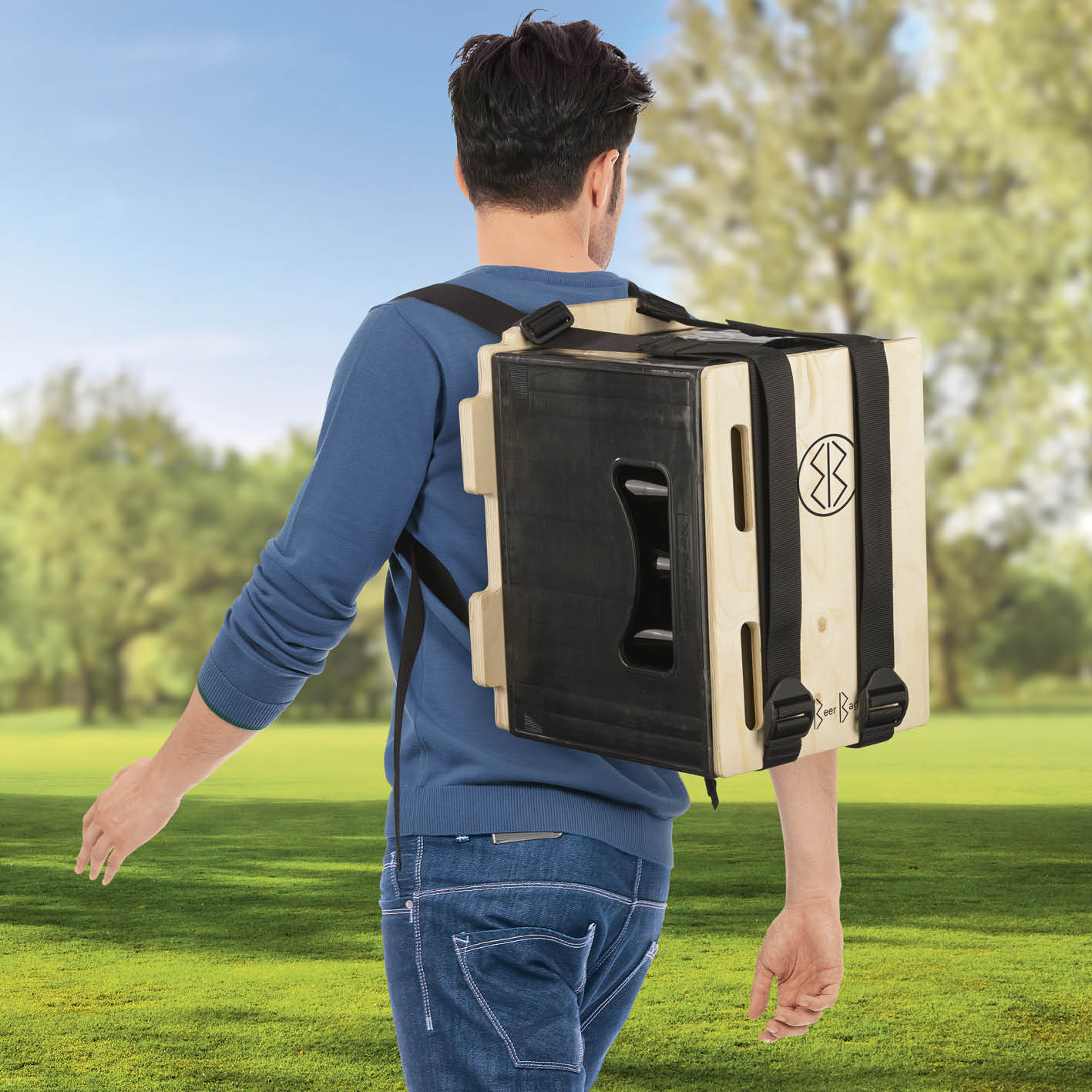 Das clevere Tragesystem für Bierkästen als praktischer Rucksack mit breiten Gurten und Rückenpolsterung im Outdoor-Einsatz.