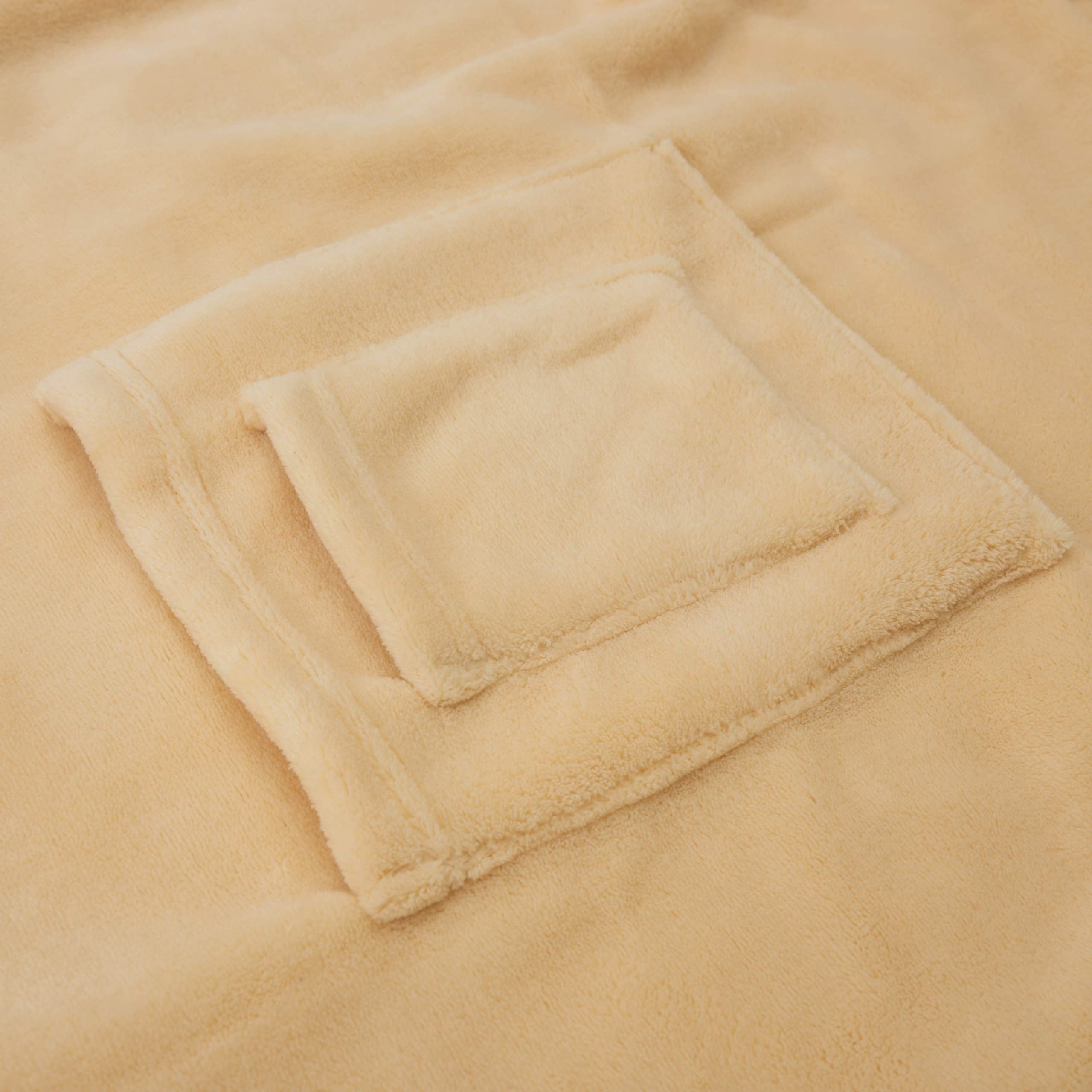 Kuscheldecke - 170 x 200 cm mit 50 cm Fußtasche, beige Coral-Fleece, weich, vielseitig als Sofadecke und Tagesdecke nutzbar.