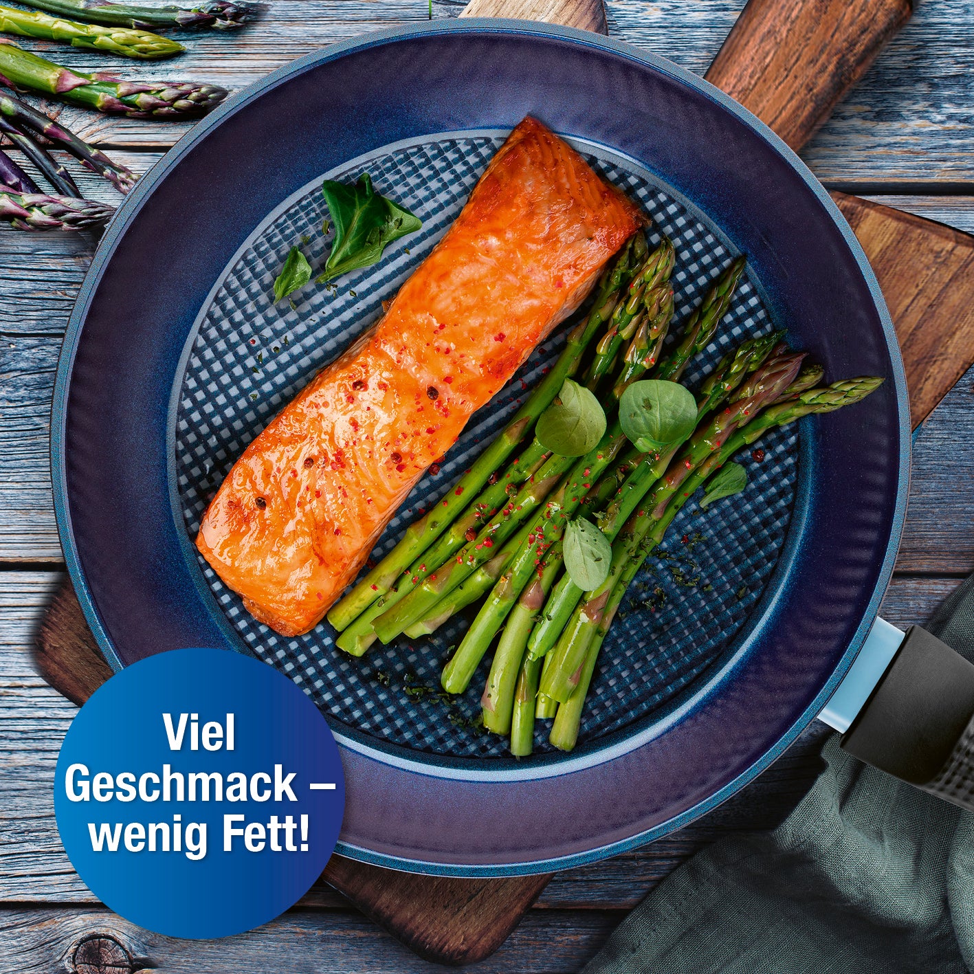 Aluminium-Bratpfanne Ø 24 cm mit Antihaftbeschichtung, perfektes Braten von Lachs und Spargel, geeignet für alle Herdarten.