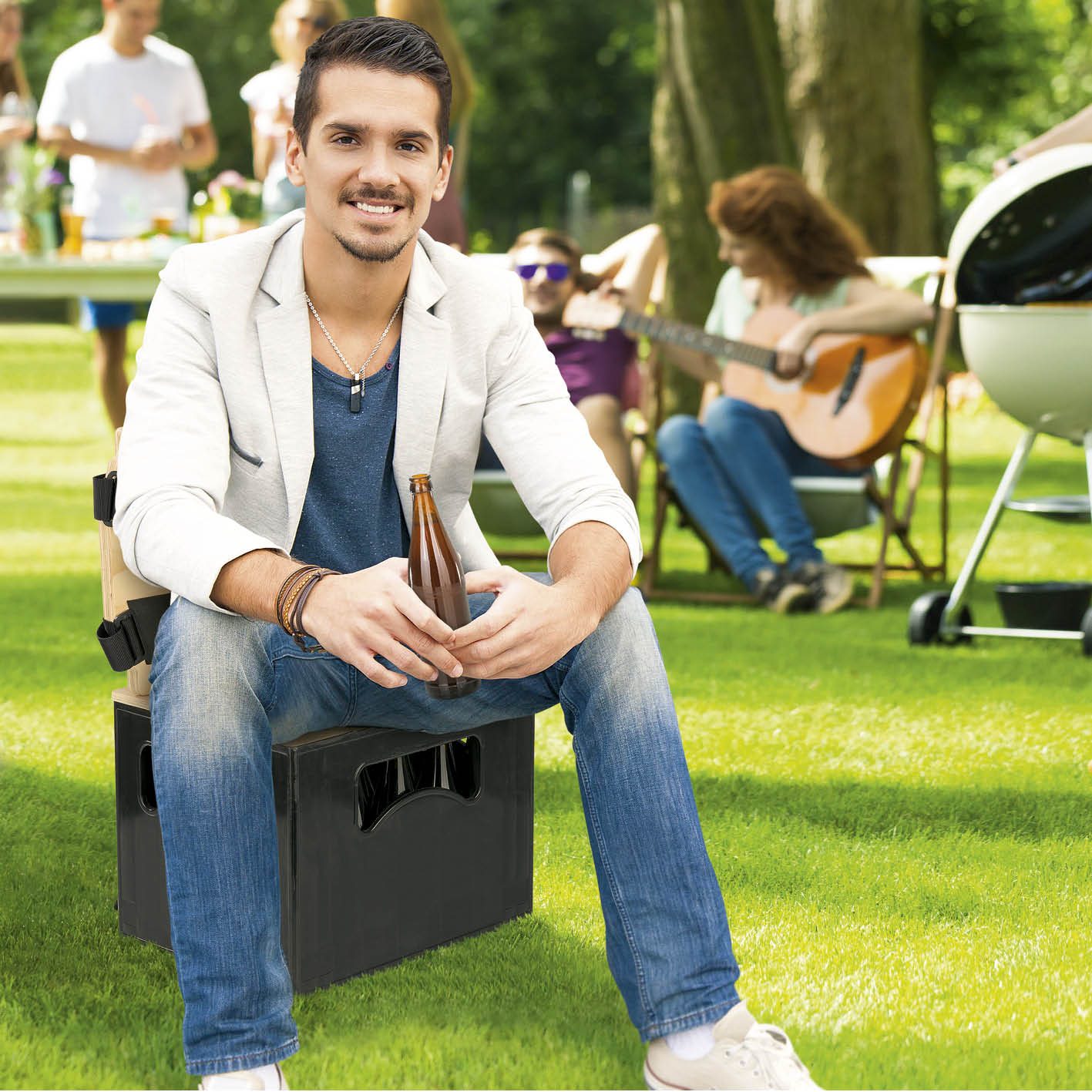Das clevere Tragesystem für Bierkästen: bequemer Sitzhocker und Rucksack für Bierkisten mit breiten Tragegurten und Rückenpolsterung.